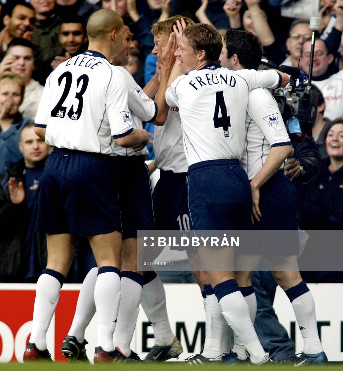 Teddy Sheringham, Tottenham, blir gratulerad