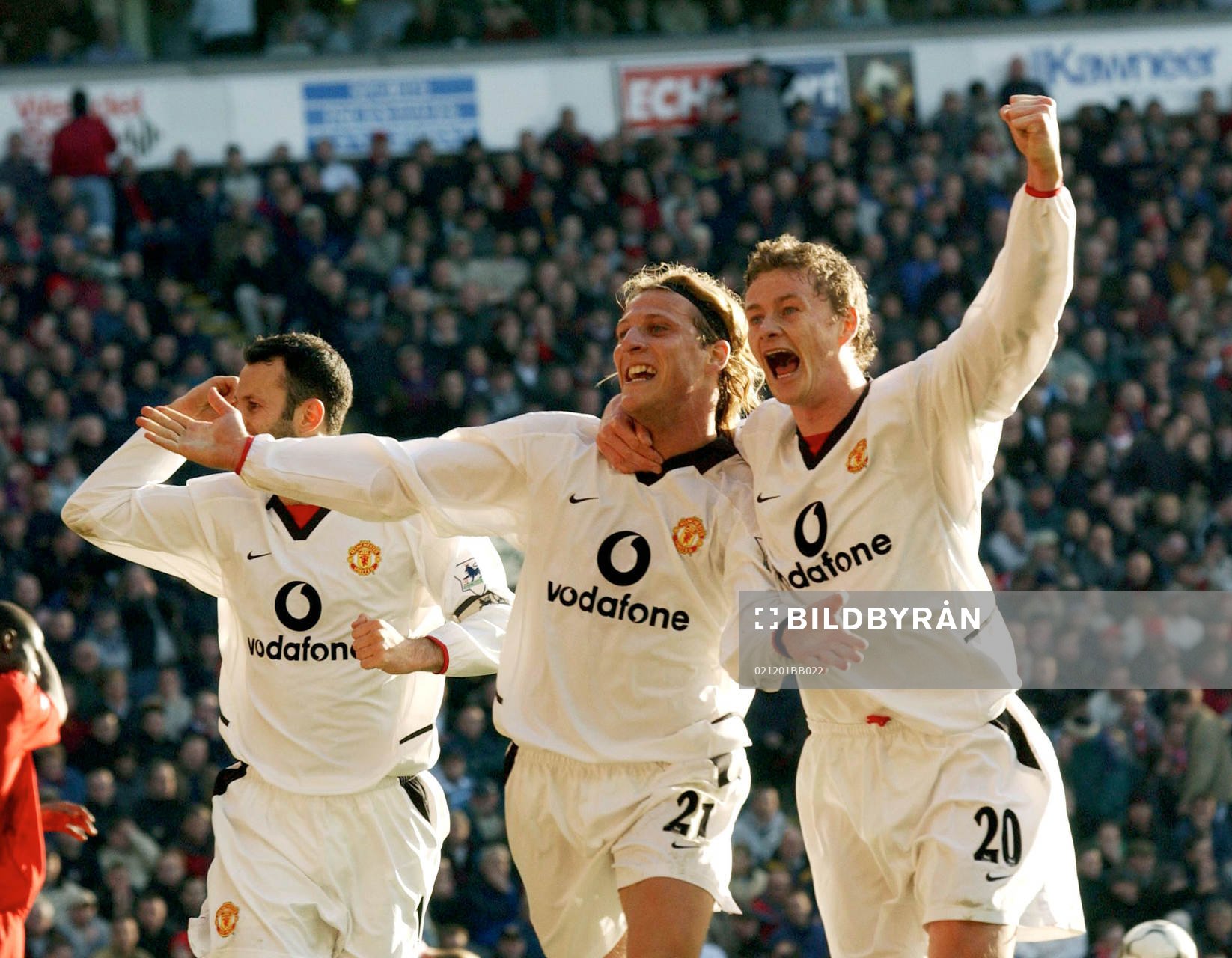  Diego Forlan, Manchester United avgjorde matchen och gratuleras av Ole Gunnar Solskjaer.