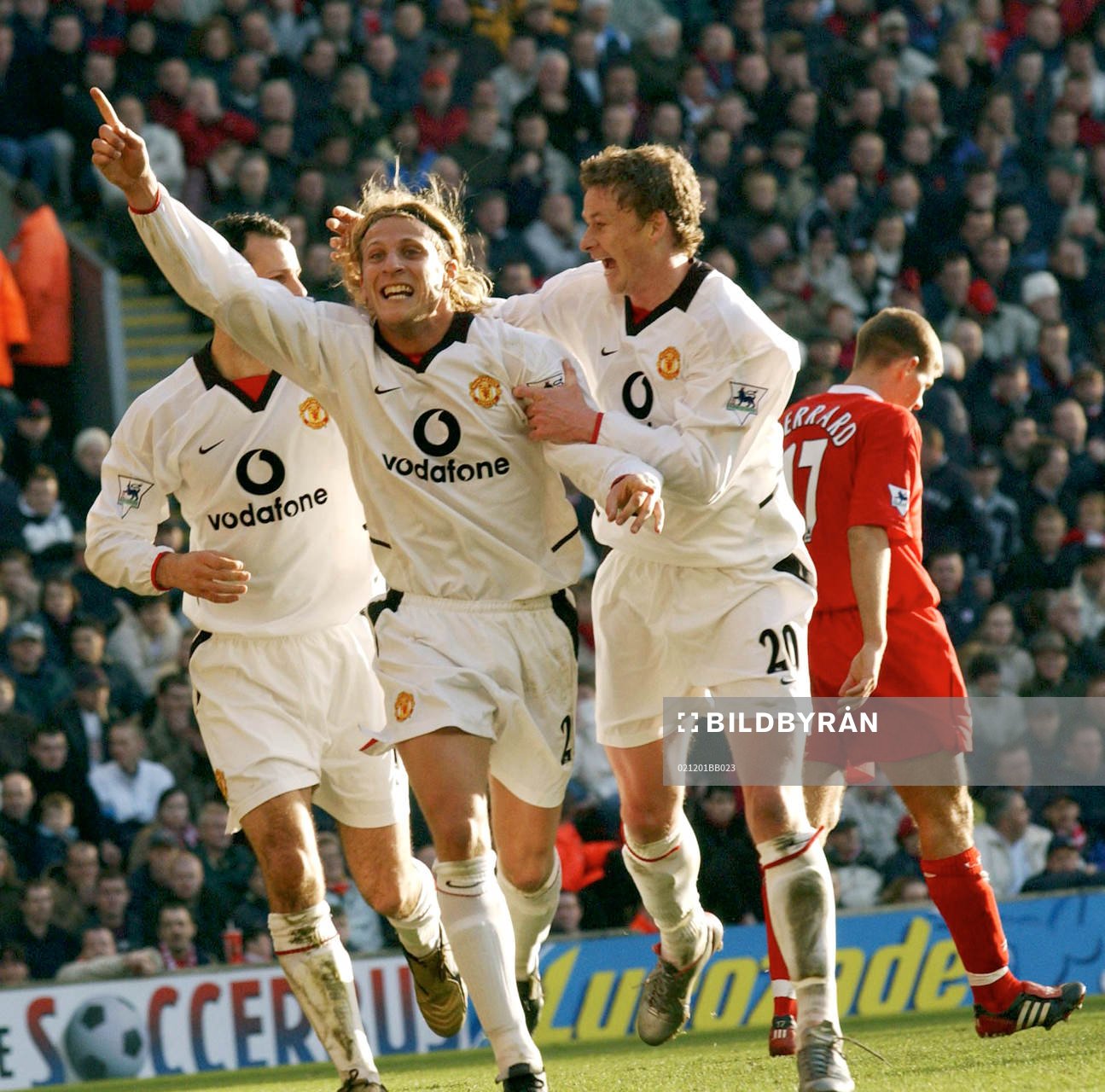  Diego Forlan, Manchester United avgjorde matchen och gratuleras av Ole Gunnar Solskjaer.