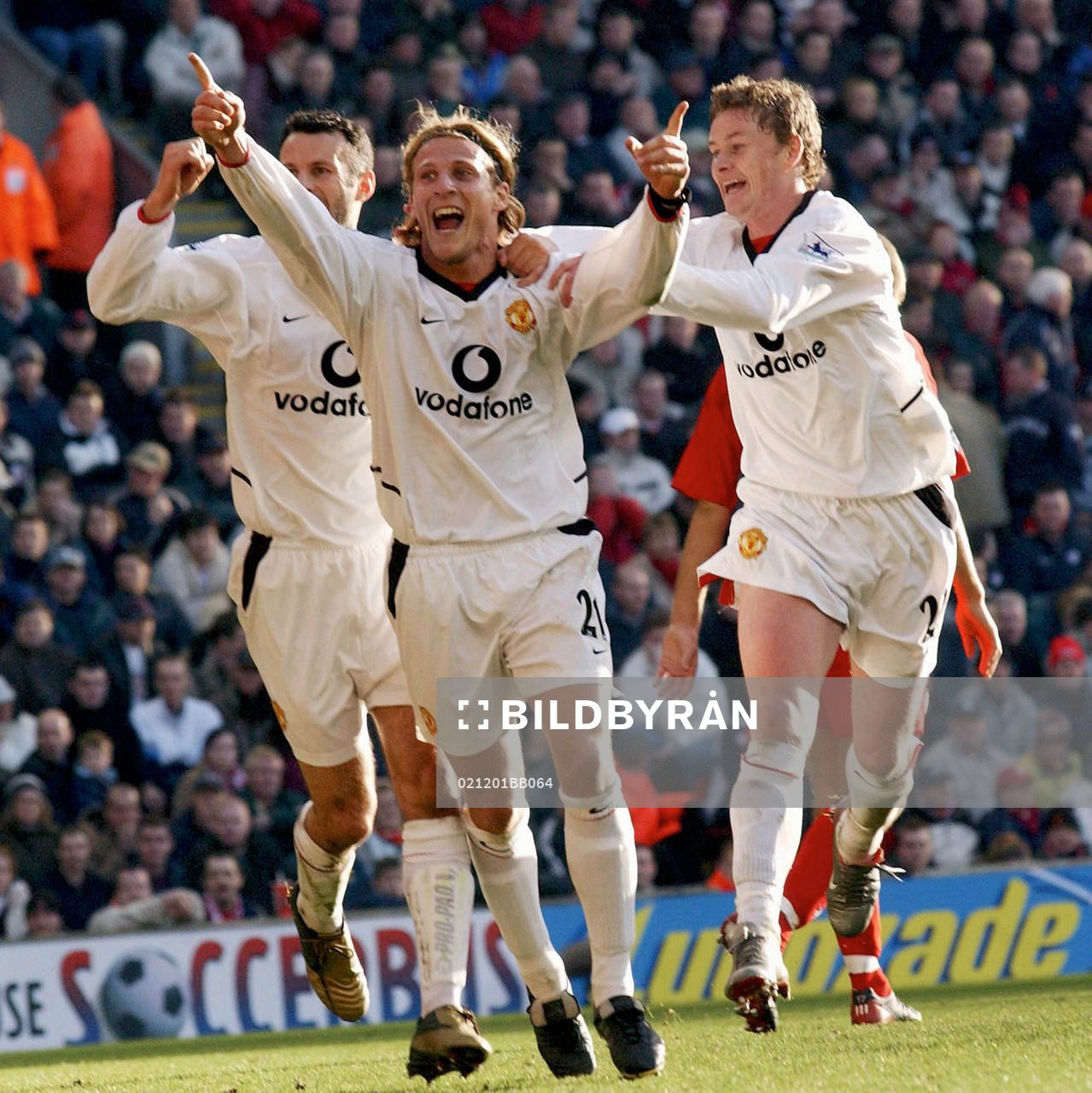 Diego Forlan, Manchester United avgjorde matchen och gratuleras av Ole Gunnar Solskjaer.