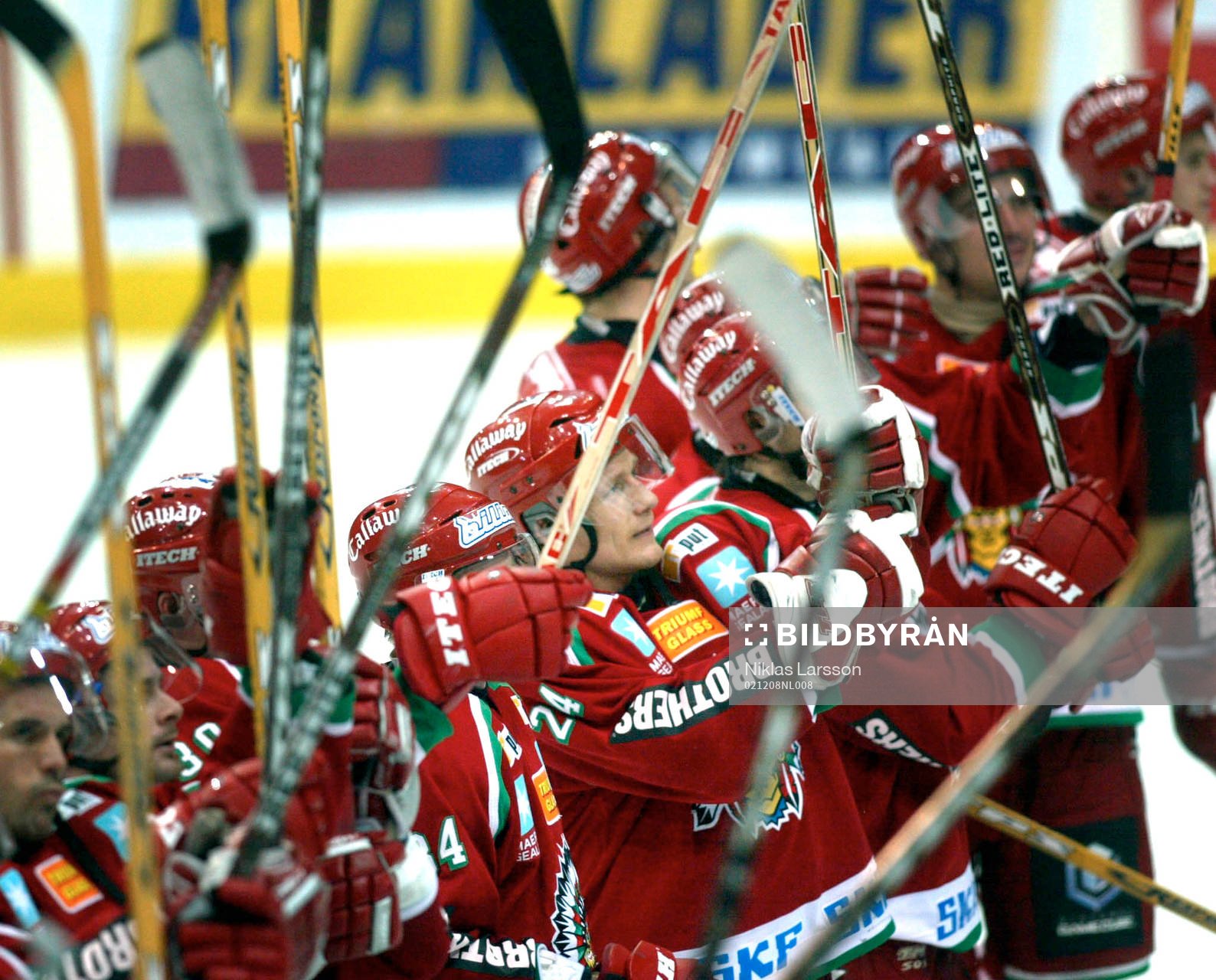 Niklas Andersson och de andra frölundaspelarna jublar