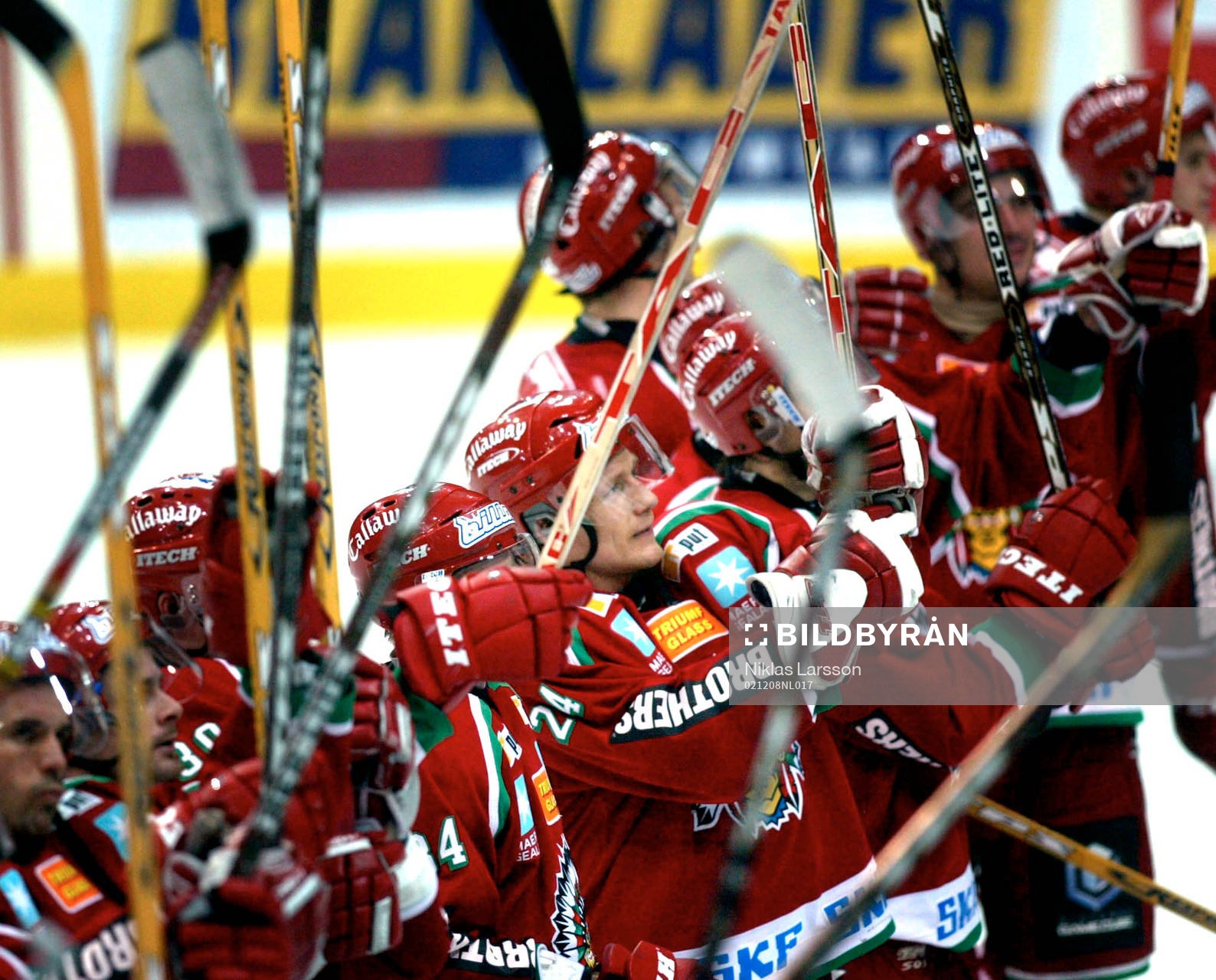 Niklas Andersson och de andra frölundaspelarna jublar