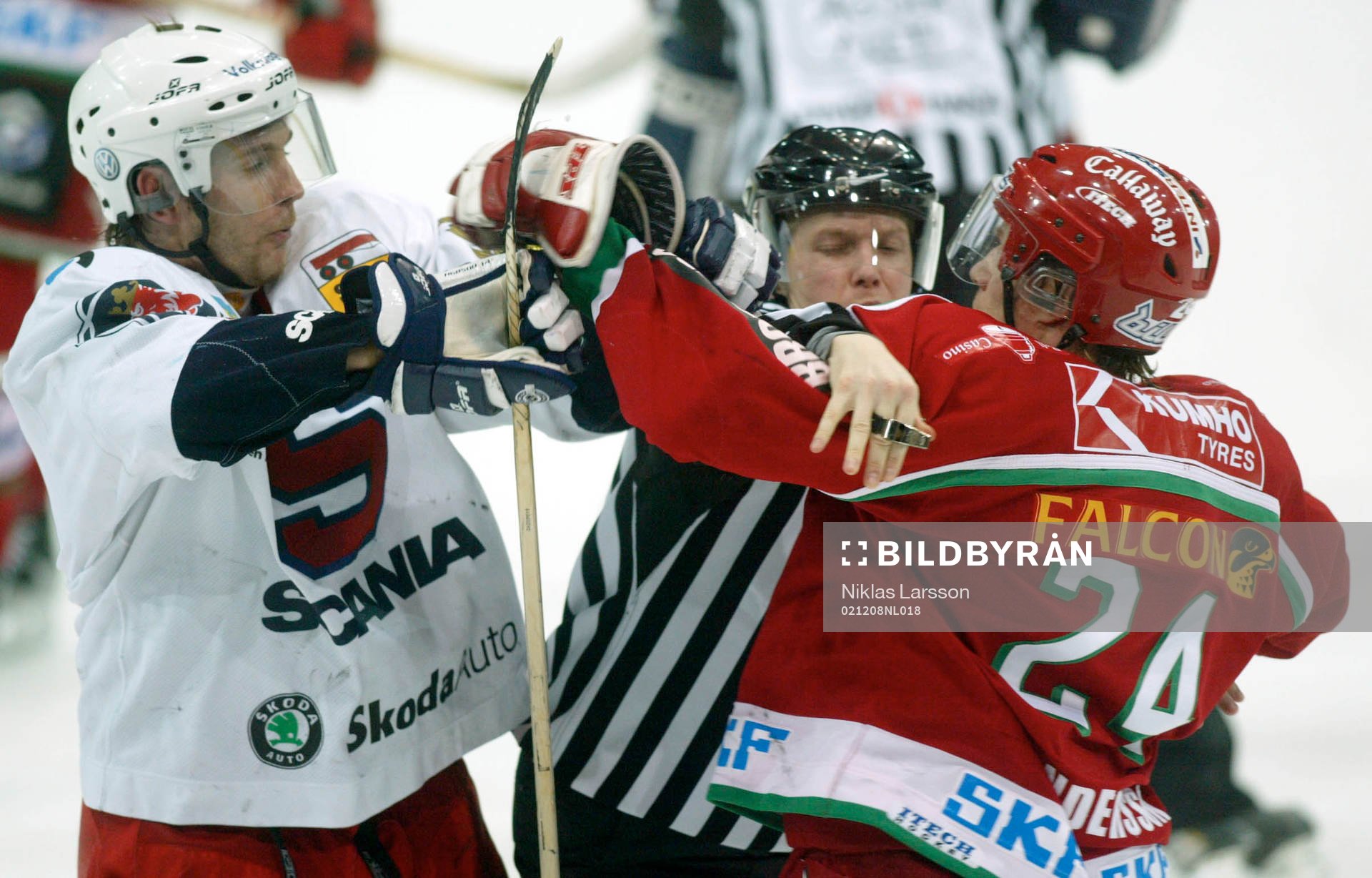 Niklas Andersson bråkar med en Södertäljespelare