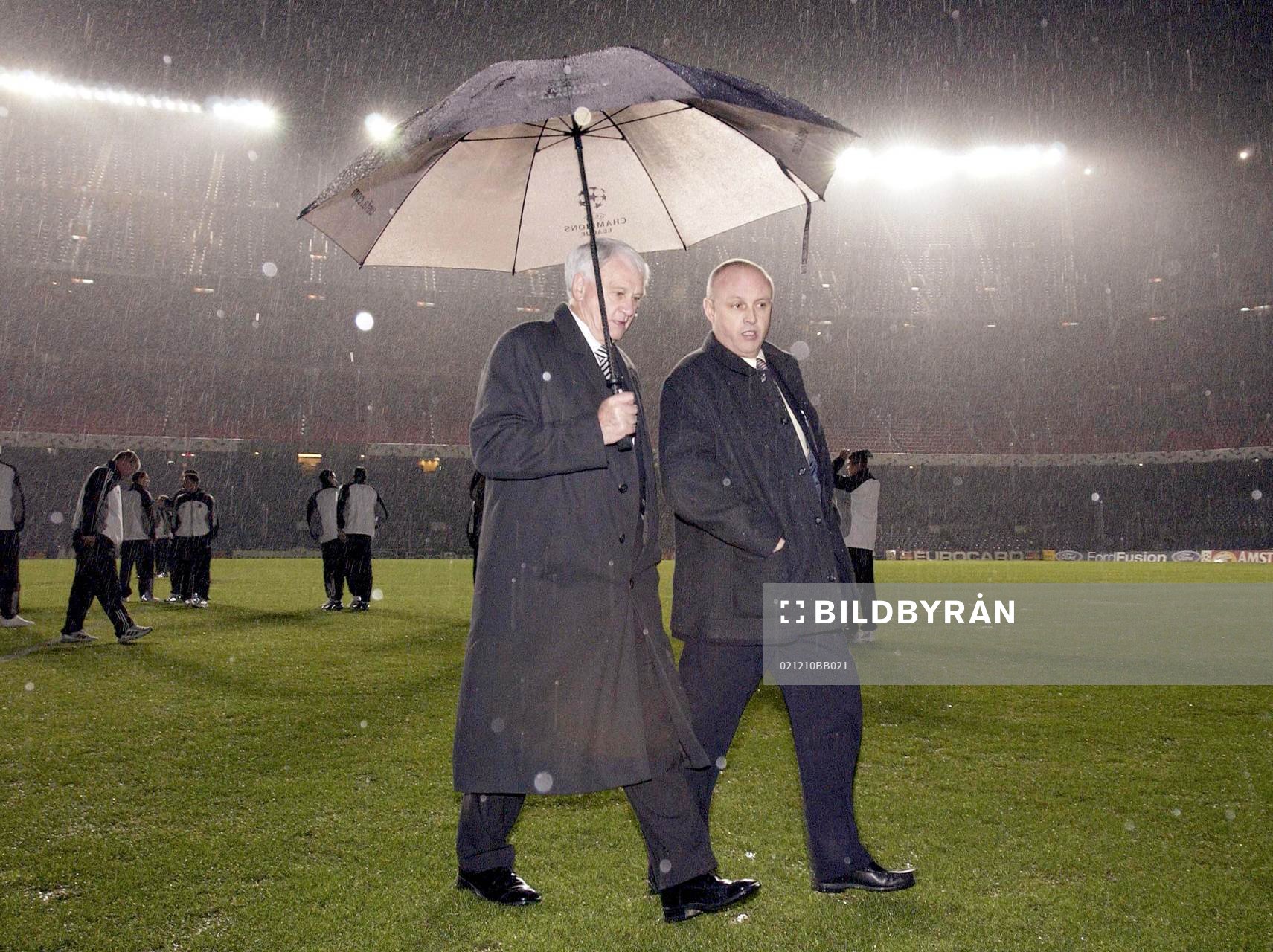Newcastles Manager Sir Bobby Robson inspekterar planen
