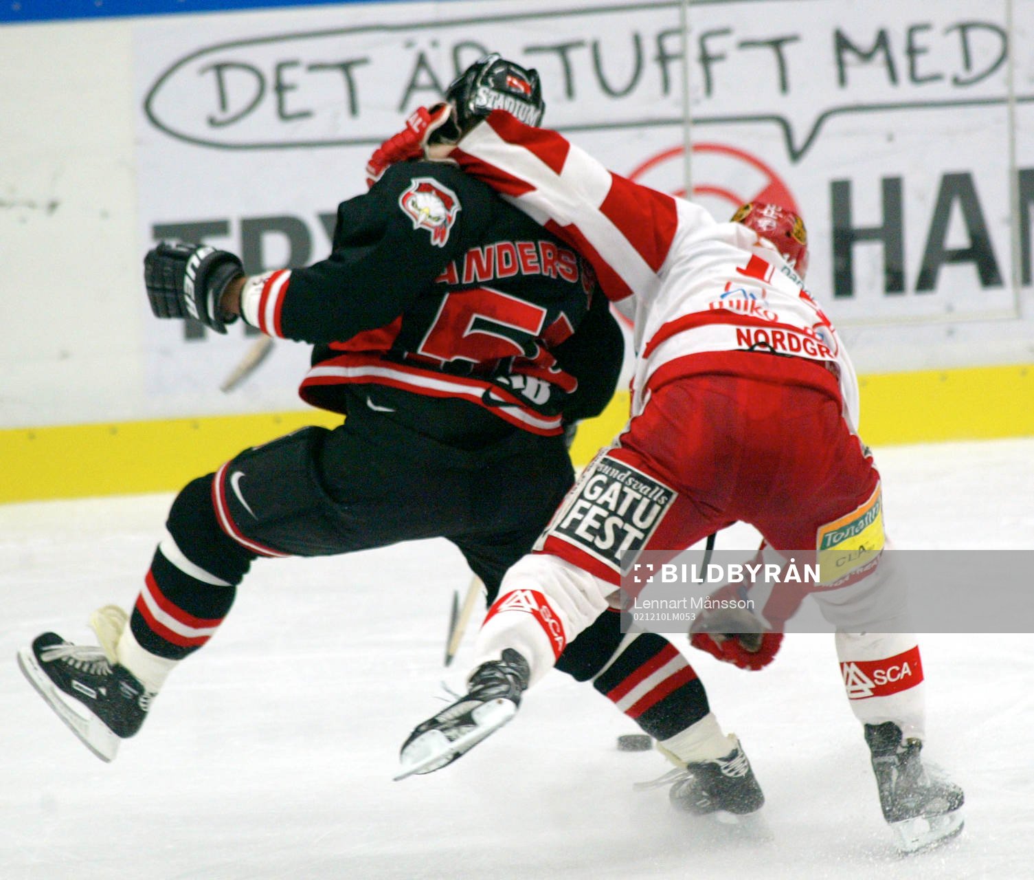 Niklas Nordgren valsar runt med gamlingen Peter Andersson