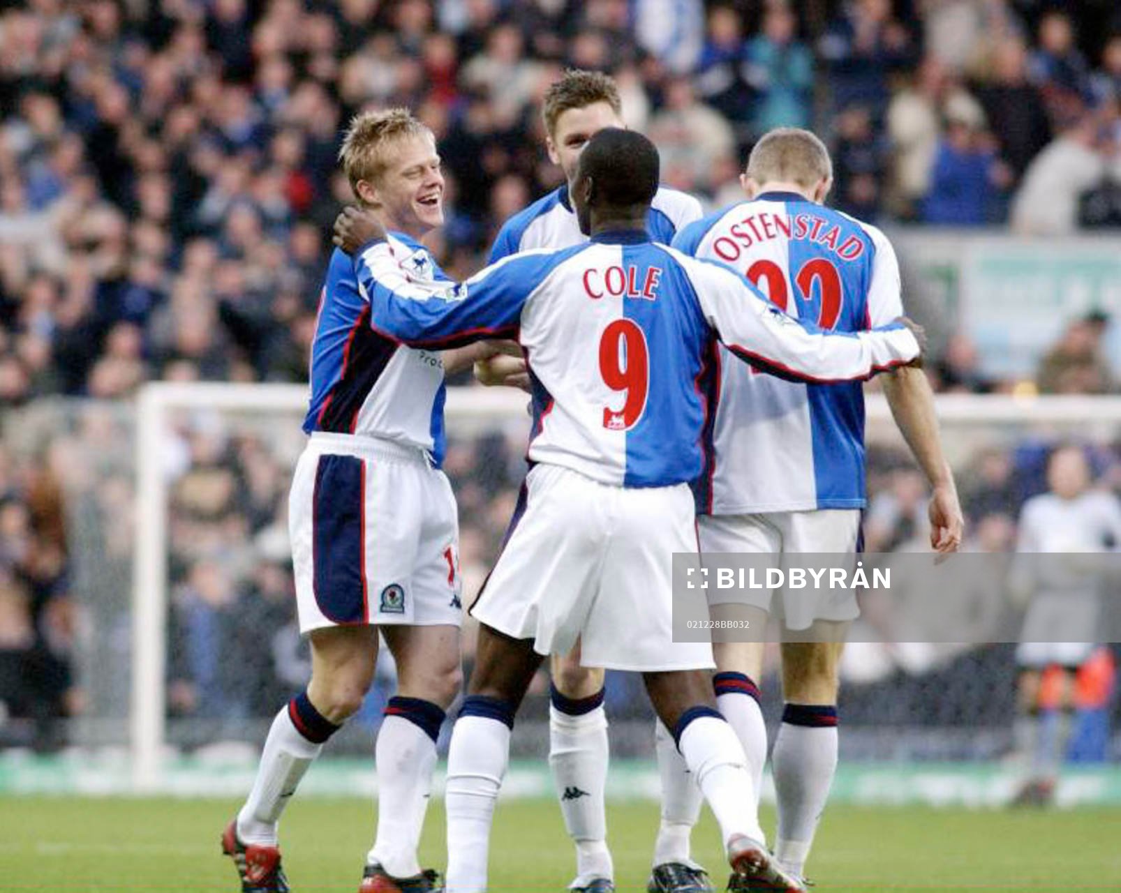  Nils-Eric Johansson m. fl gratulerar Damien Duff för hans mål.
© Bildbyrån - Cop 7