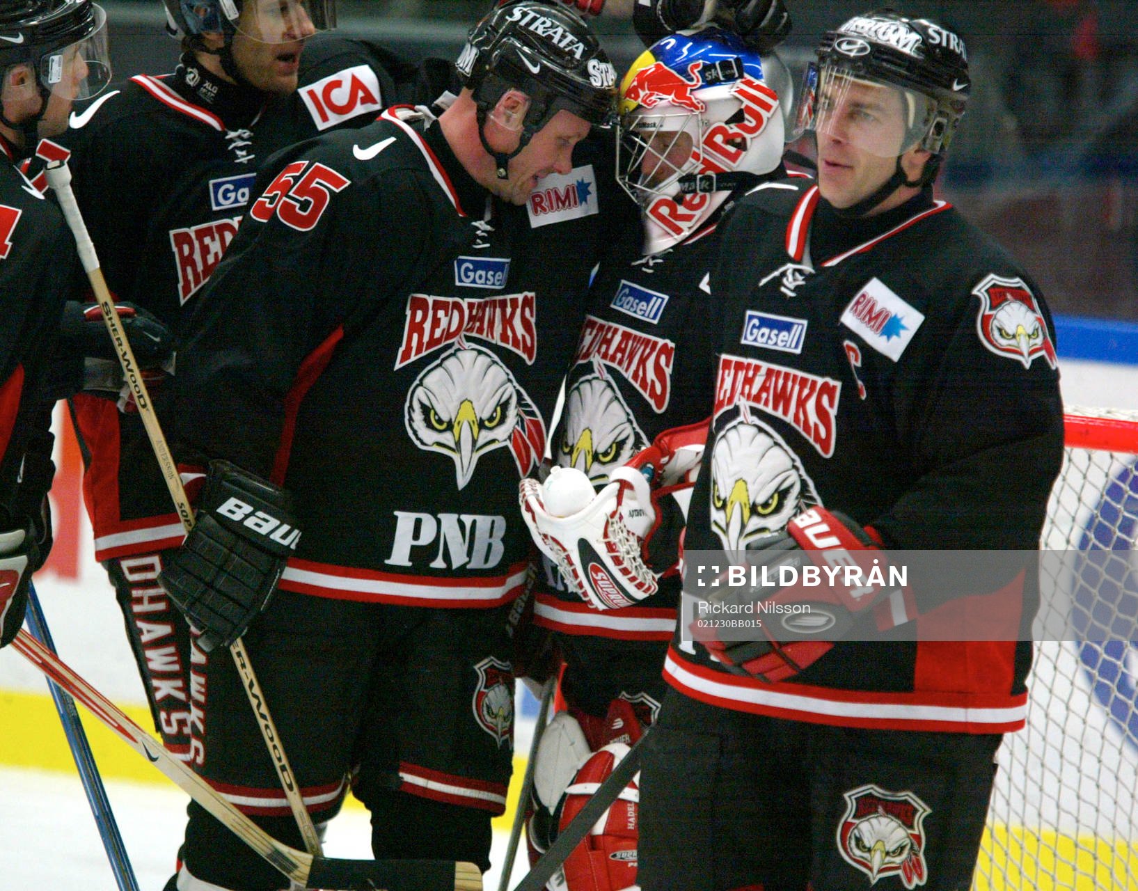 Peter Andersson klappar om målvakten Andreas Hadelöv,