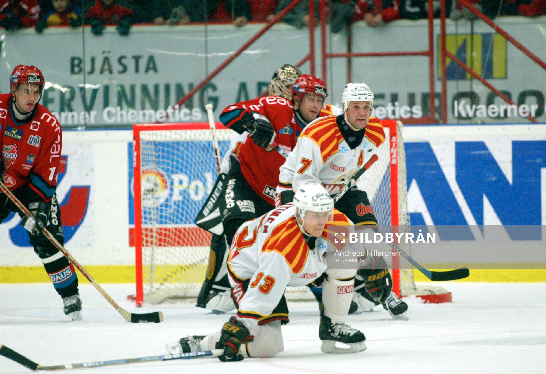 Veli-Peeka Laitinen och Tommy Sjödin, Brynäs, håller