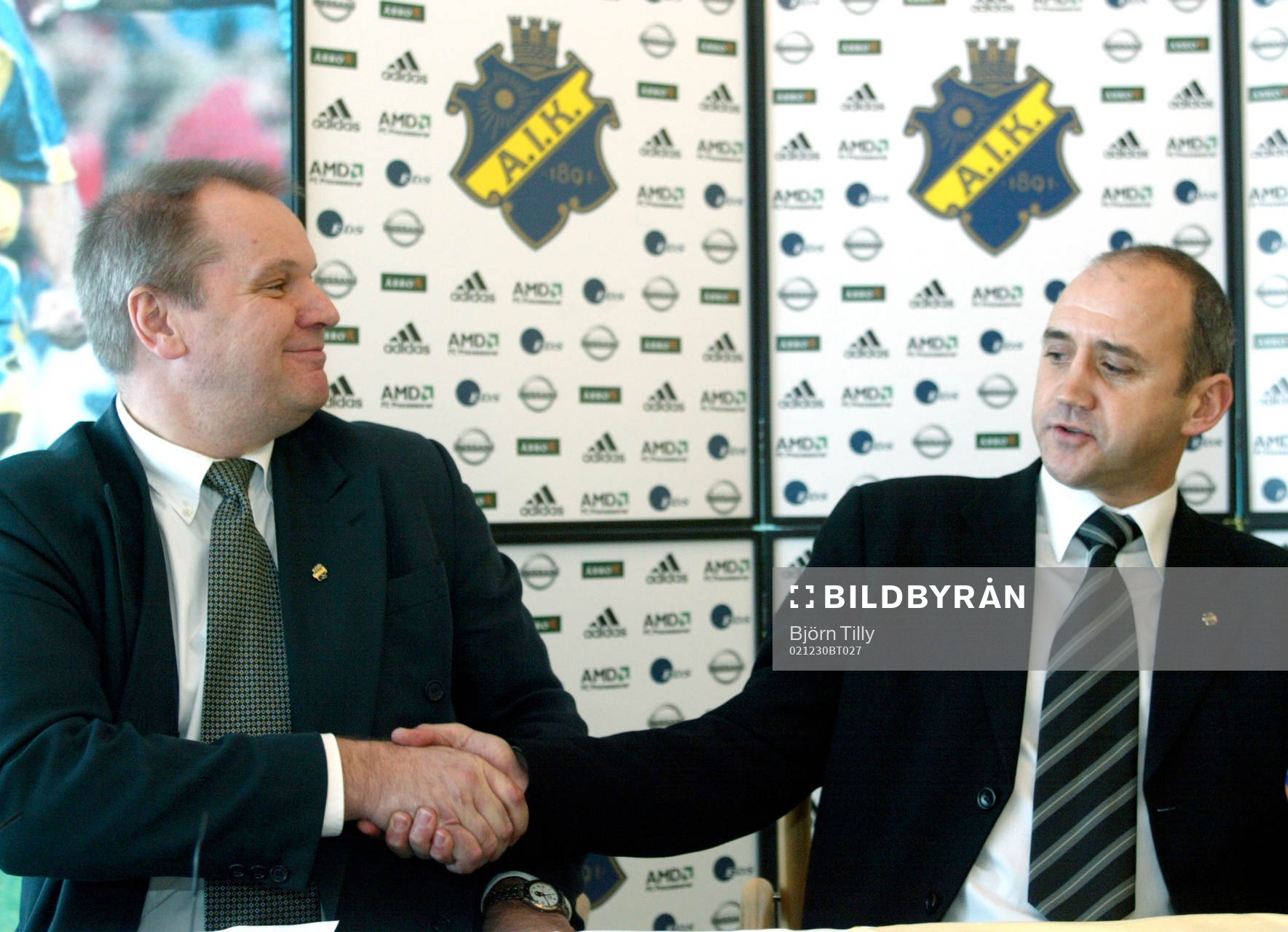 Richard Money, tränare AIK hälsas välkommen av Sanny