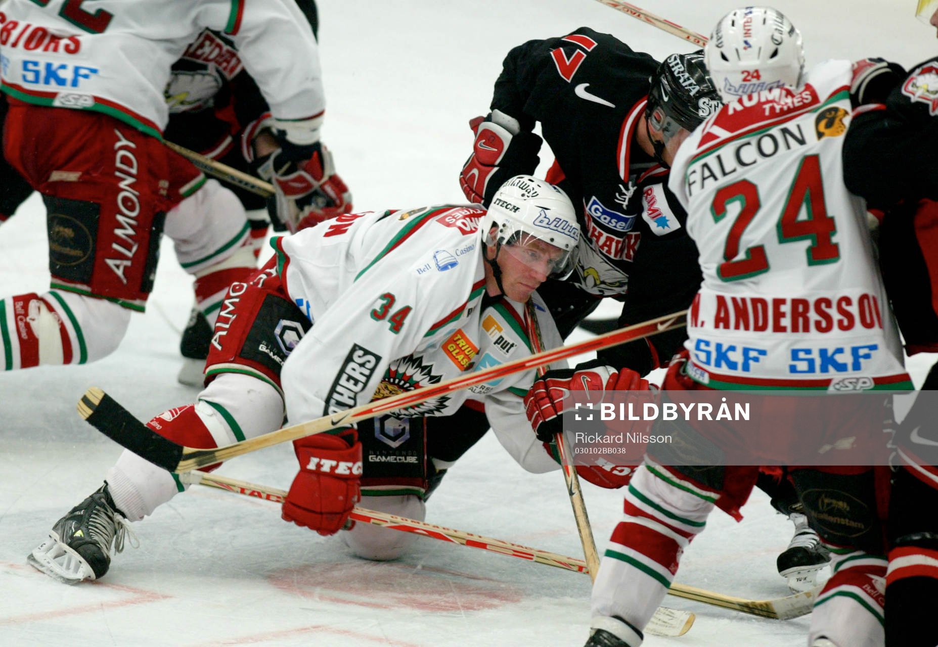 Lagkaptenen Mikael Andersson, Frölunda, offrar sig i