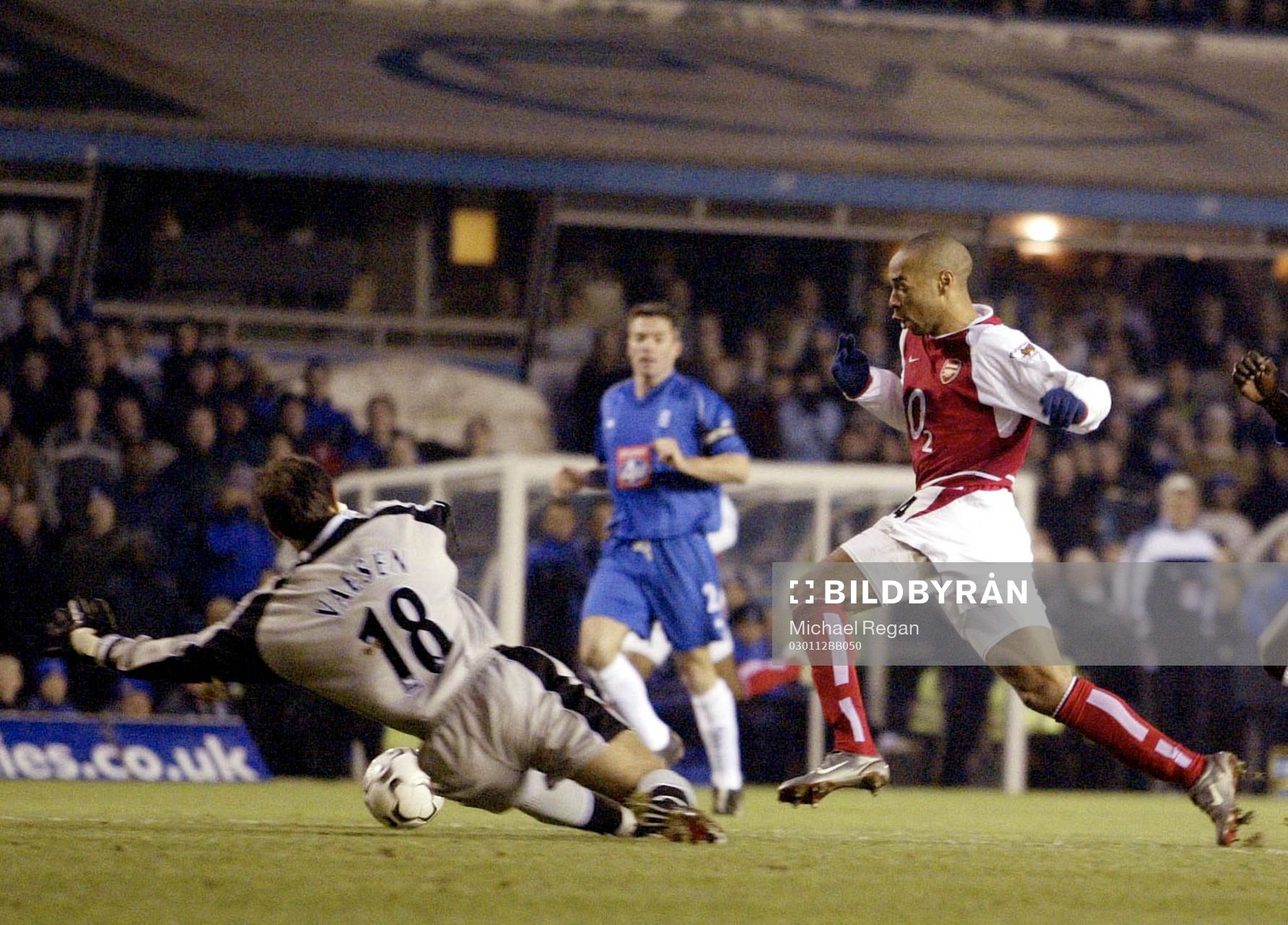 Thierry Henry gör mål för Arsenal