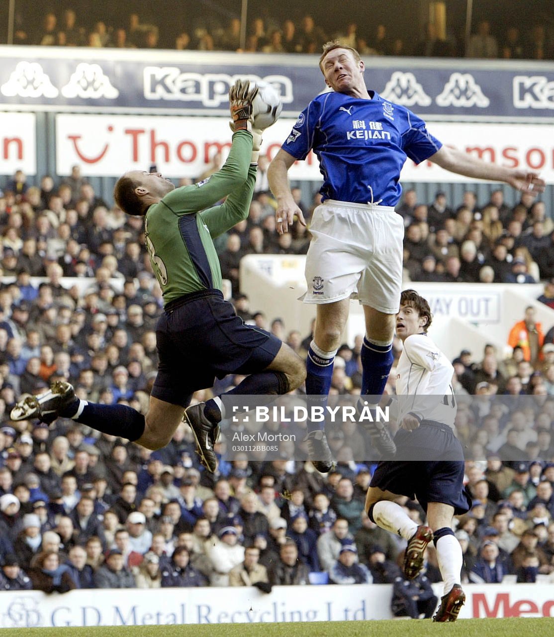  Steve Watson, Everton utmanar Kasey Keller, målvakt i Tottenham
