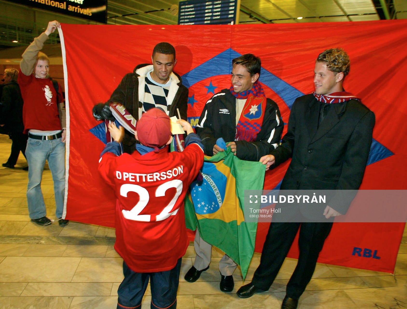 Bosco,  Paulhinho och  Afonso välkomnas av fansen