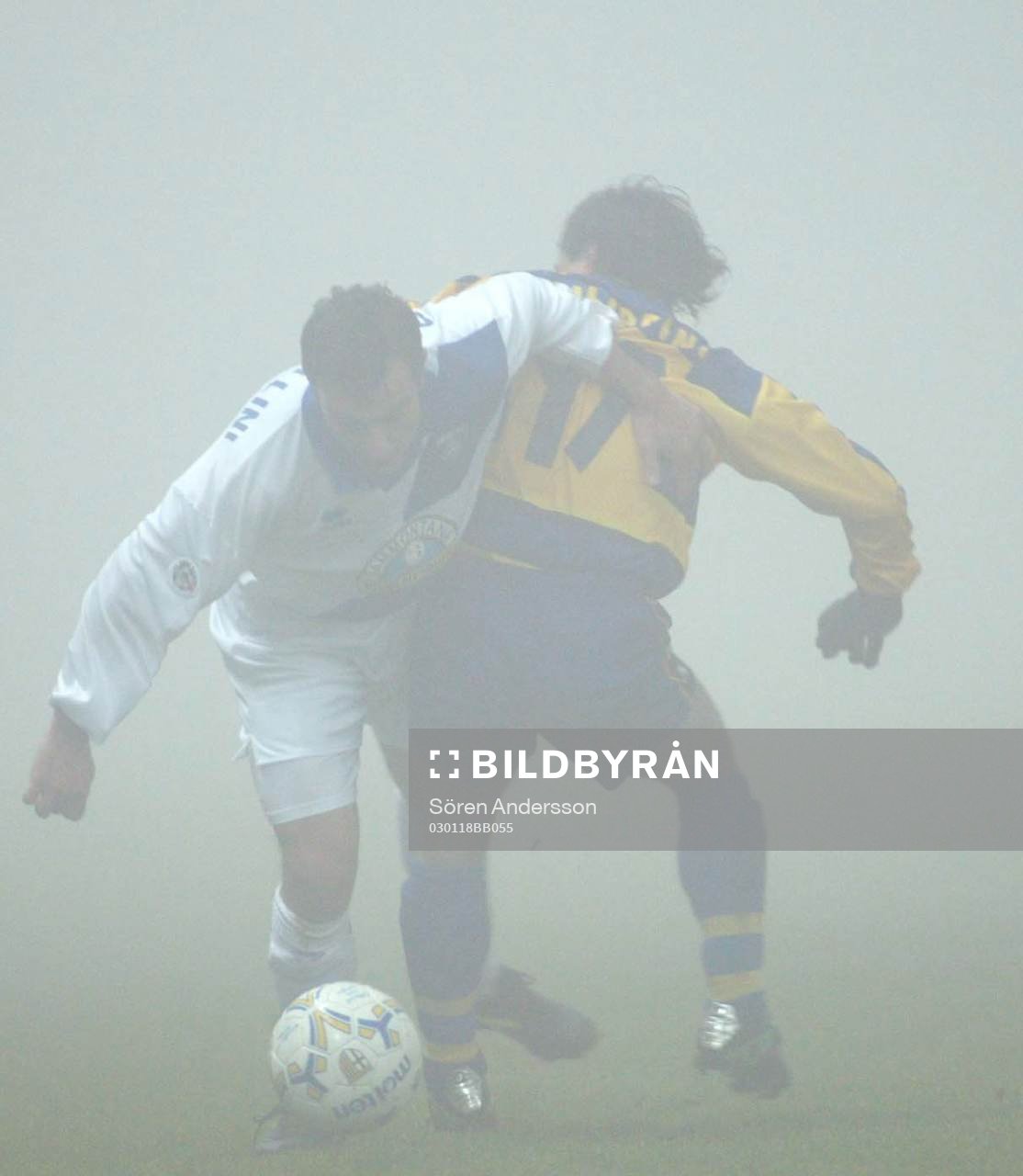  Massimiliano Cappellini, Empoli och Emanuele Filippini, Parma i närkamp under den extremt dimmiga andra halvleken.