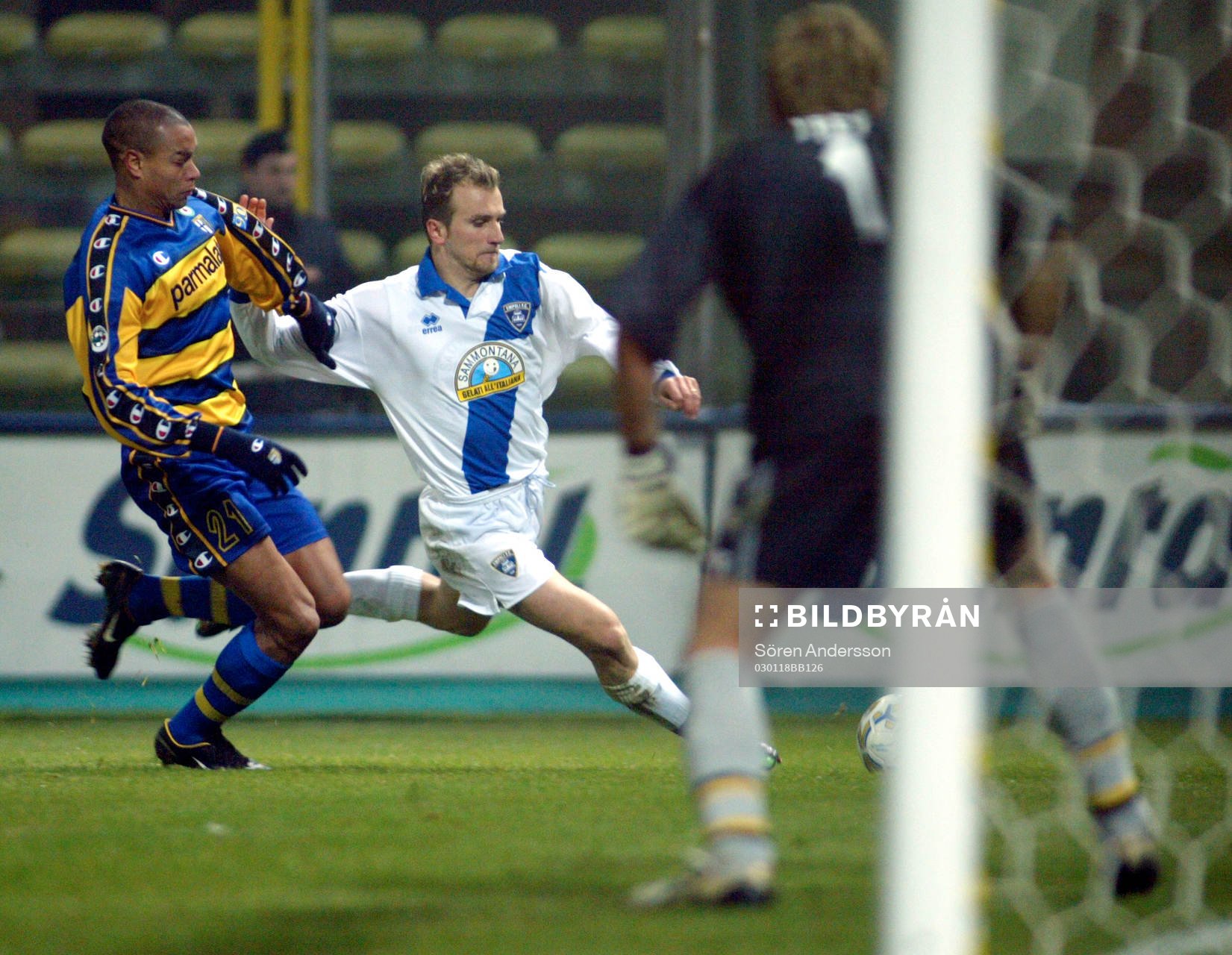  Matteo Ferrari och Sebastien Frey, målvakt, Parma och Rocchi Tommaso, Empoli.