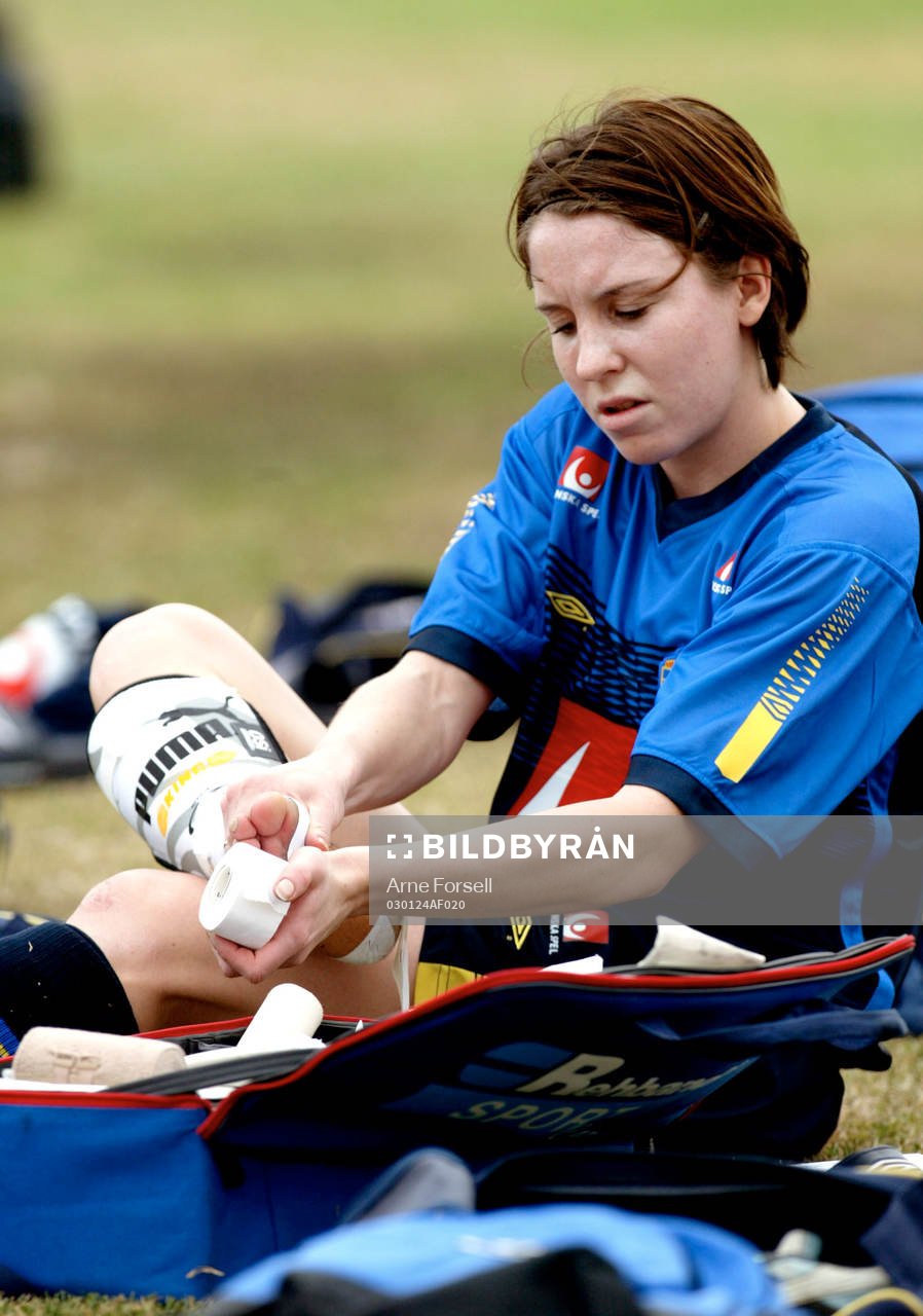 Hanna Ljungberg tejpar foten