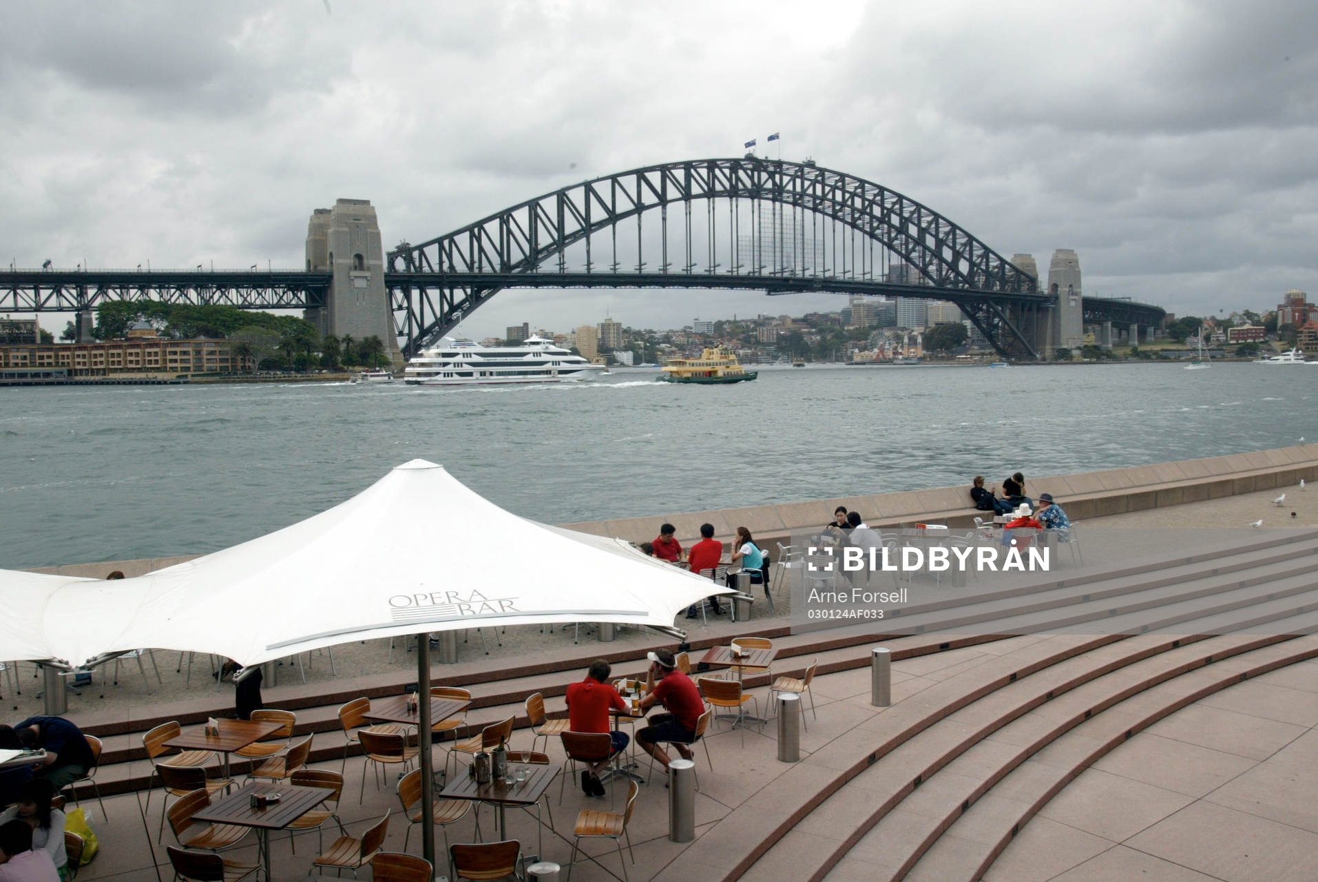 Australien, Sydney. Harbour Bridge. Café, uteservering