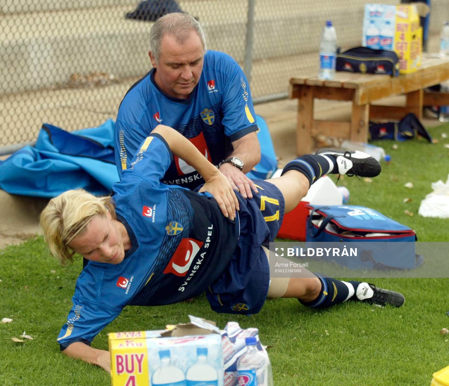 Fotboll Dam. Australia Cup, Sverige. Anna Sjöström får behandling av sjukgymnasten Gregor Skwirut
