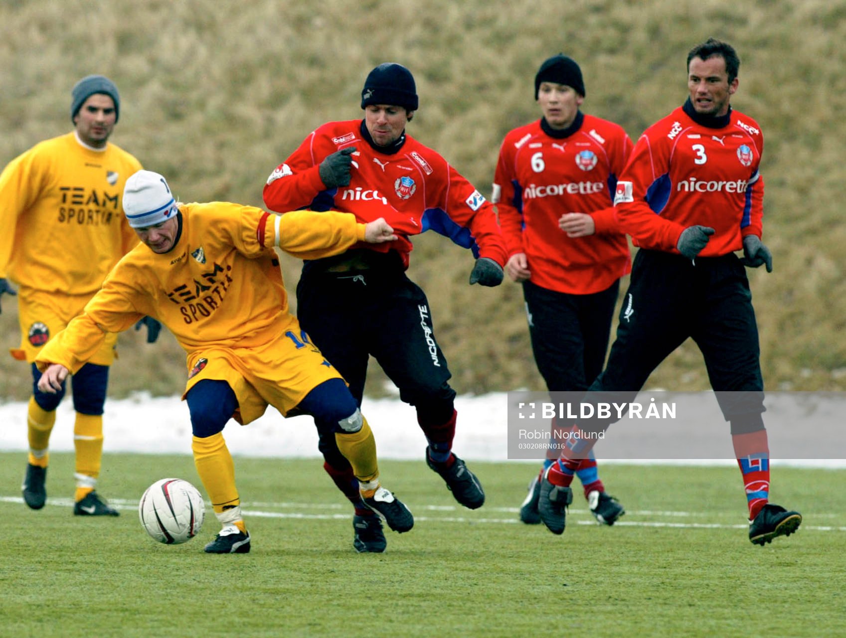 Johan Åkesson dribblar sig framåt