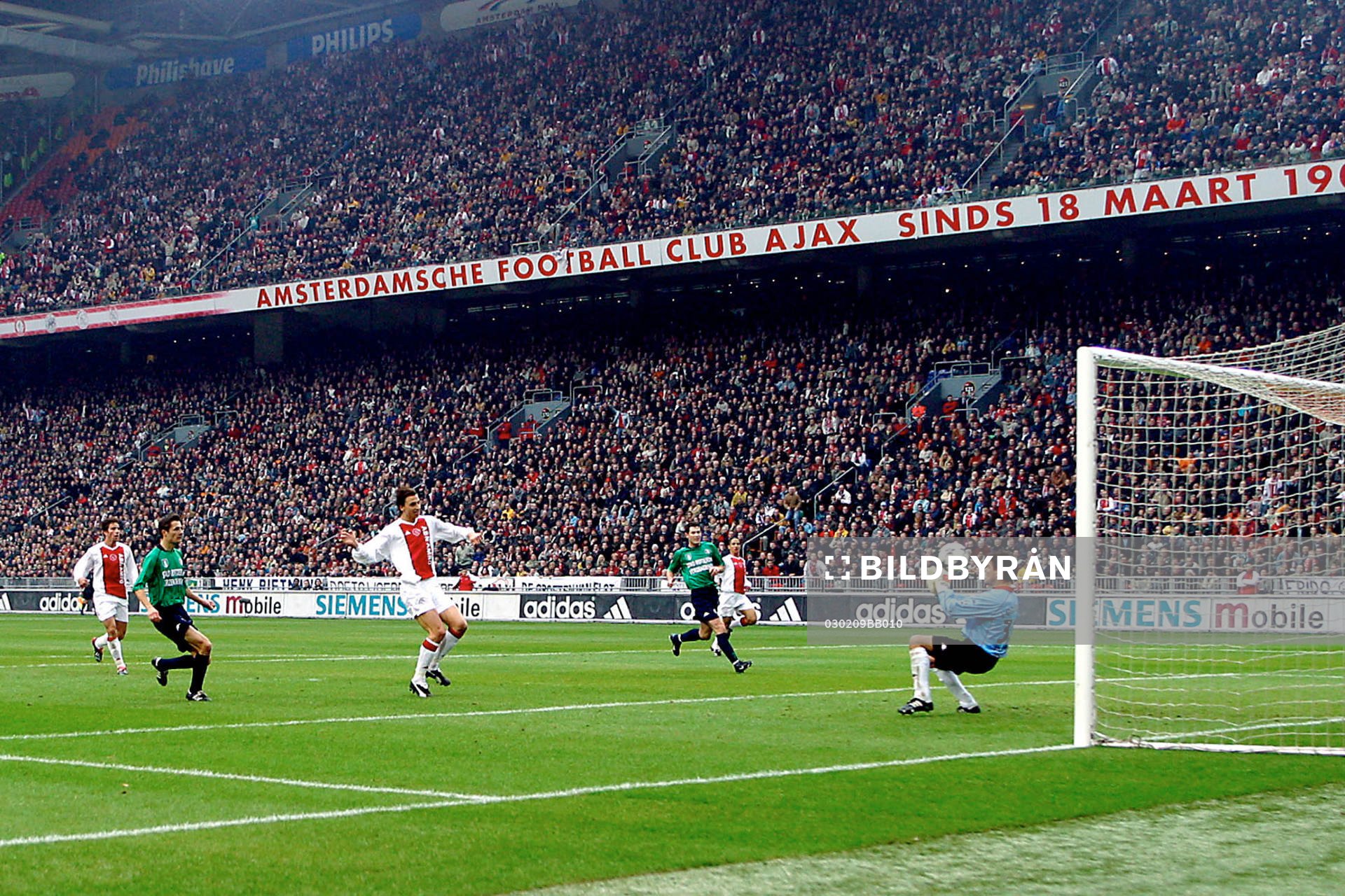  Zlatan Ibrahimovic, Ajax gör 1 - 0 till Ajax.