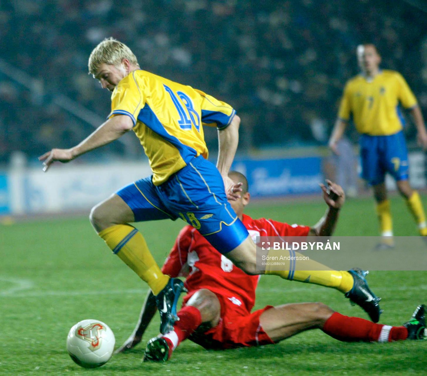  Marcus Allbäck, Sverige fälls i straffområdet av Mahdi Nafti, Tunisien.
