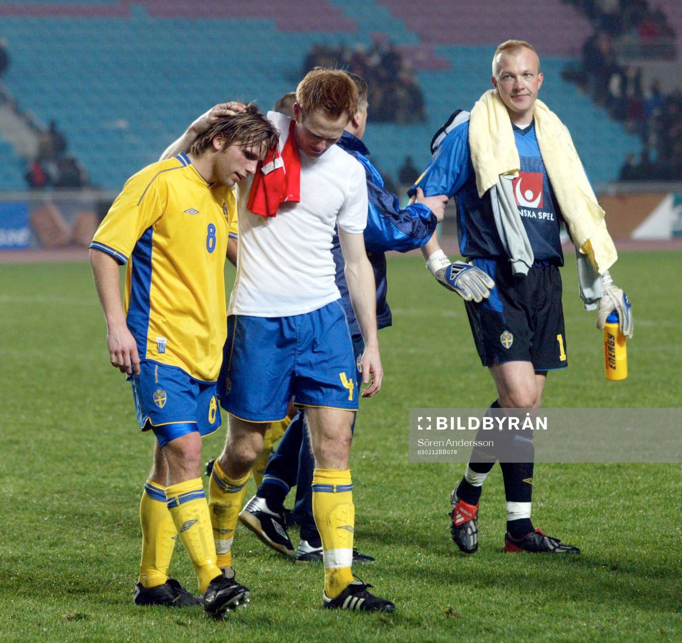 Michael Svensson klappar om straffsumparen, Anders Svensson