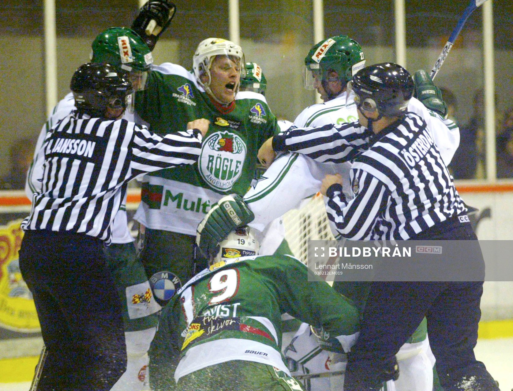En tuff match, här fightas det. Bråk, slagsmål