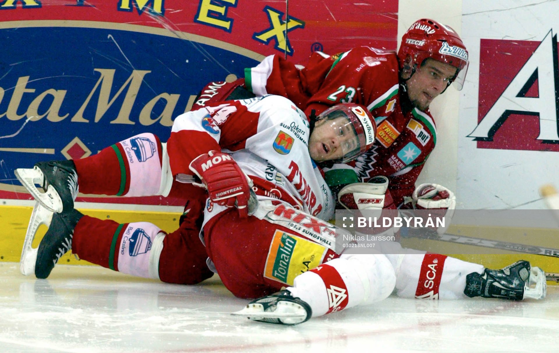 Ronnie Sundin trycker ner Niklas Nordgren