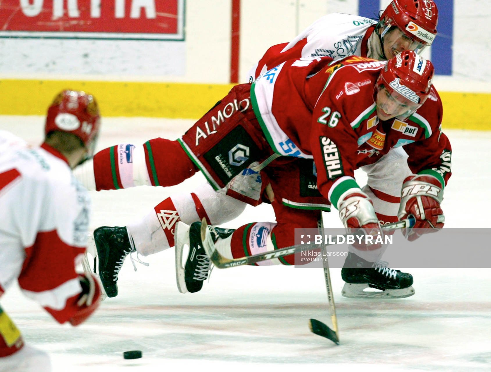 Peter Ström i flygande fläng. Robert Karlsson jagar i