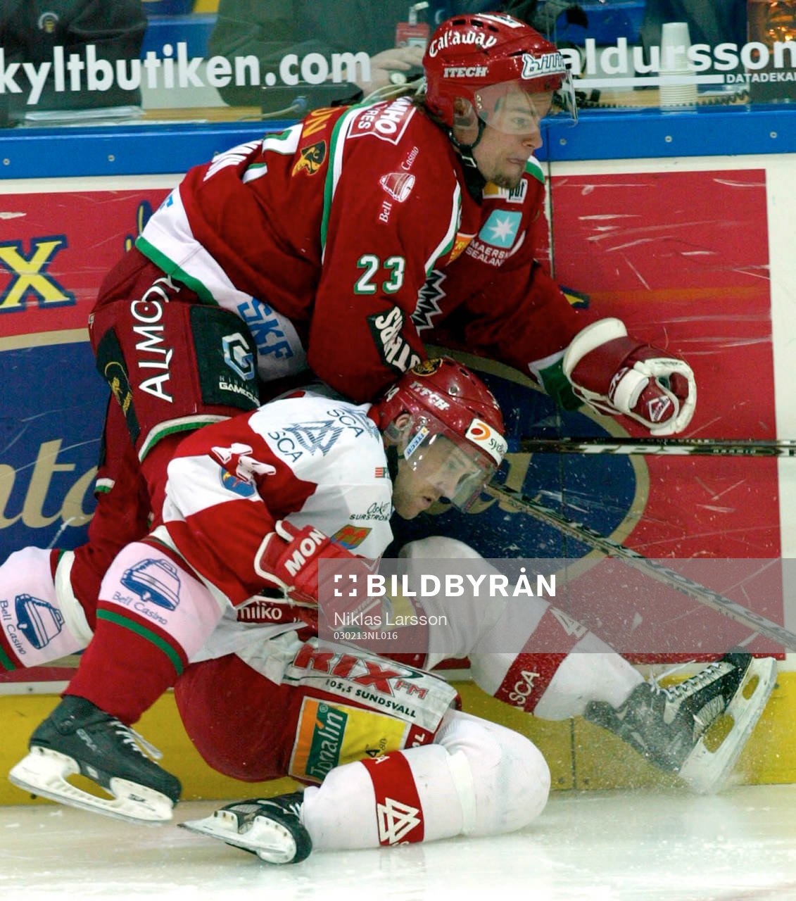 Ronnie Sundin trycker ner Niklas Nordgren