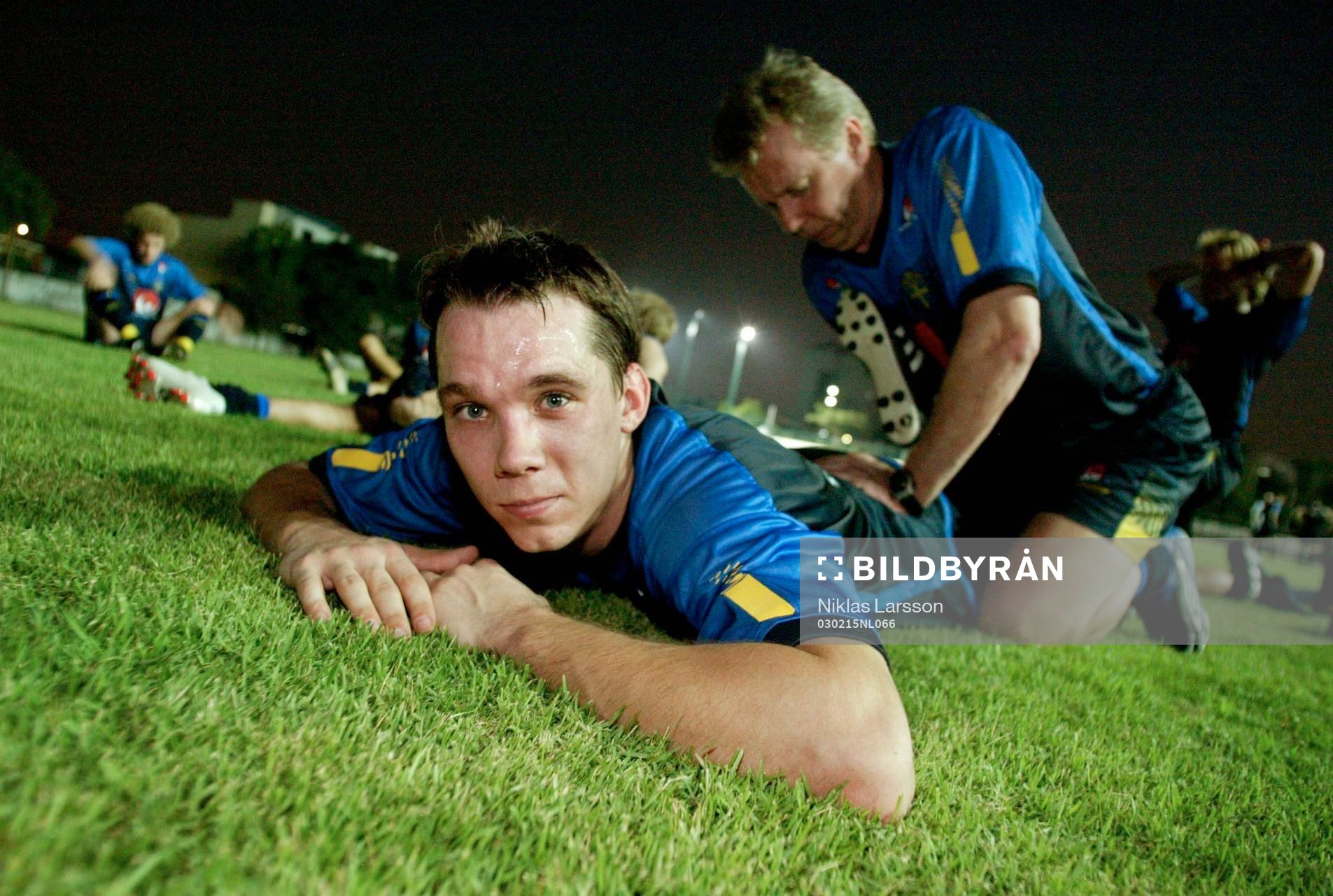 Fredrik Lundqvist får hjälp att stretcha av