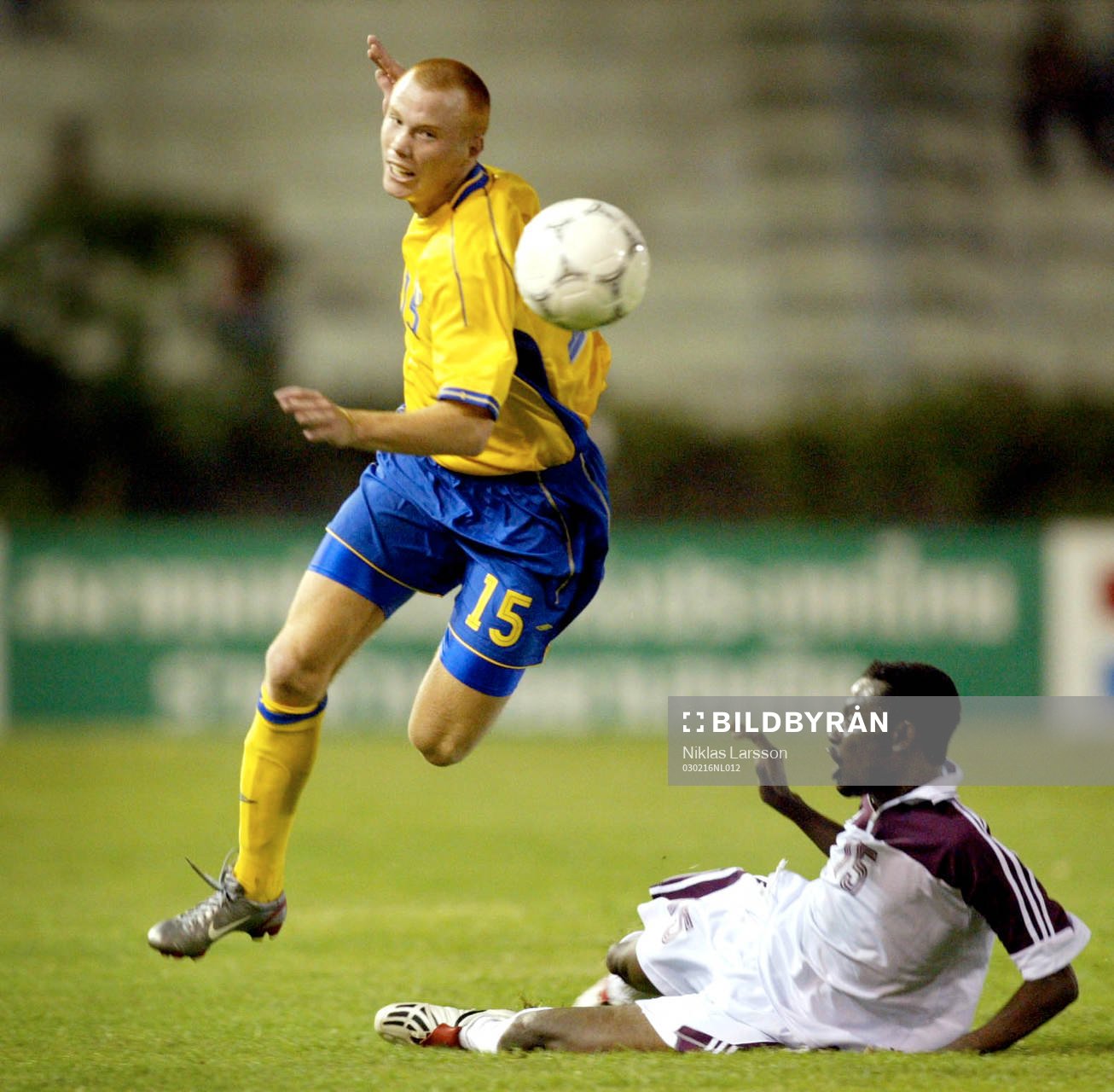 Fotboll, Kings Cup, Sverige - Qatar:  Alexander Farnerud, Sverige och Anwar Mohammed B. Mohamed, Qatar