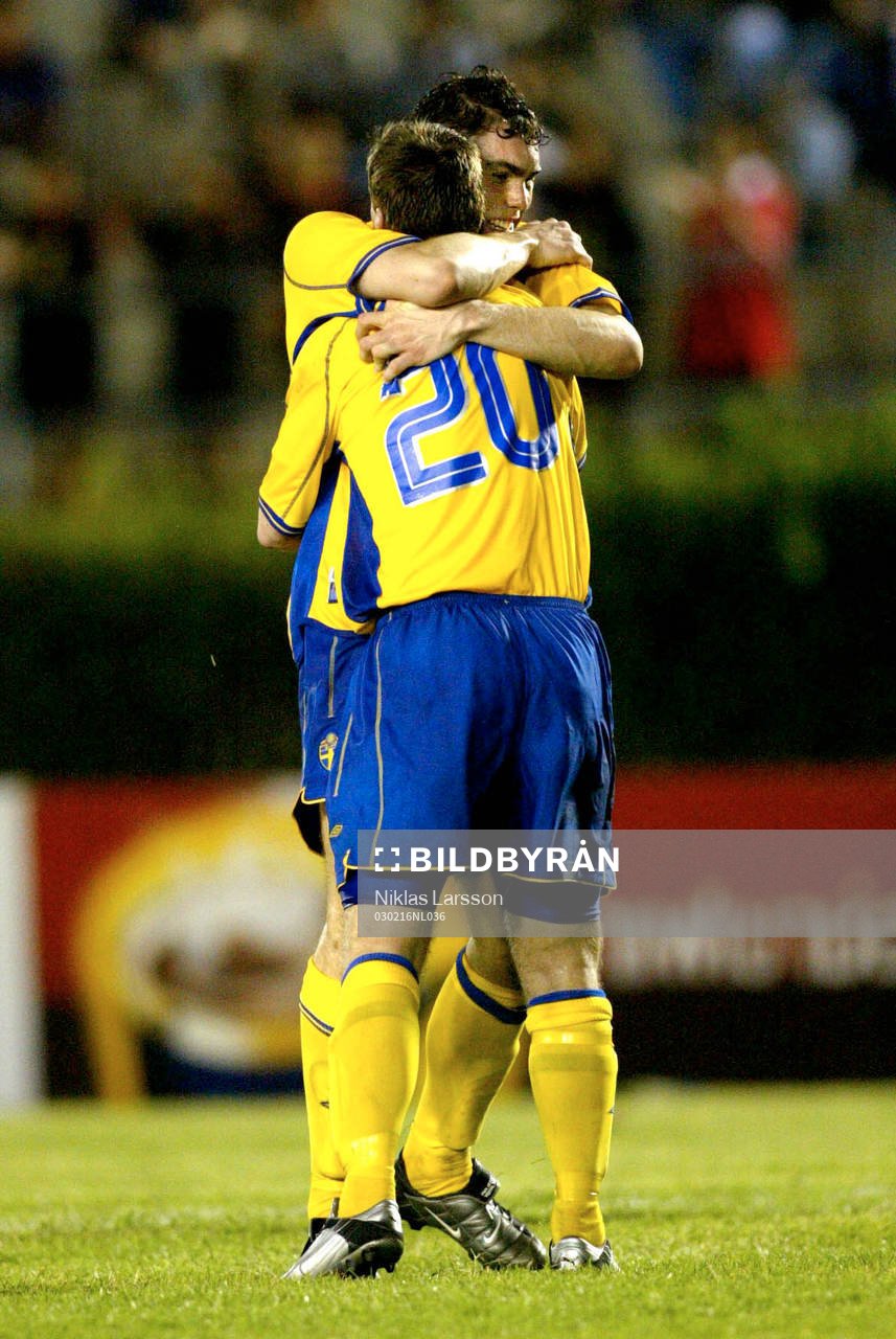 Målskyttarna Niklas Skoog och Johan Elmander kramas
