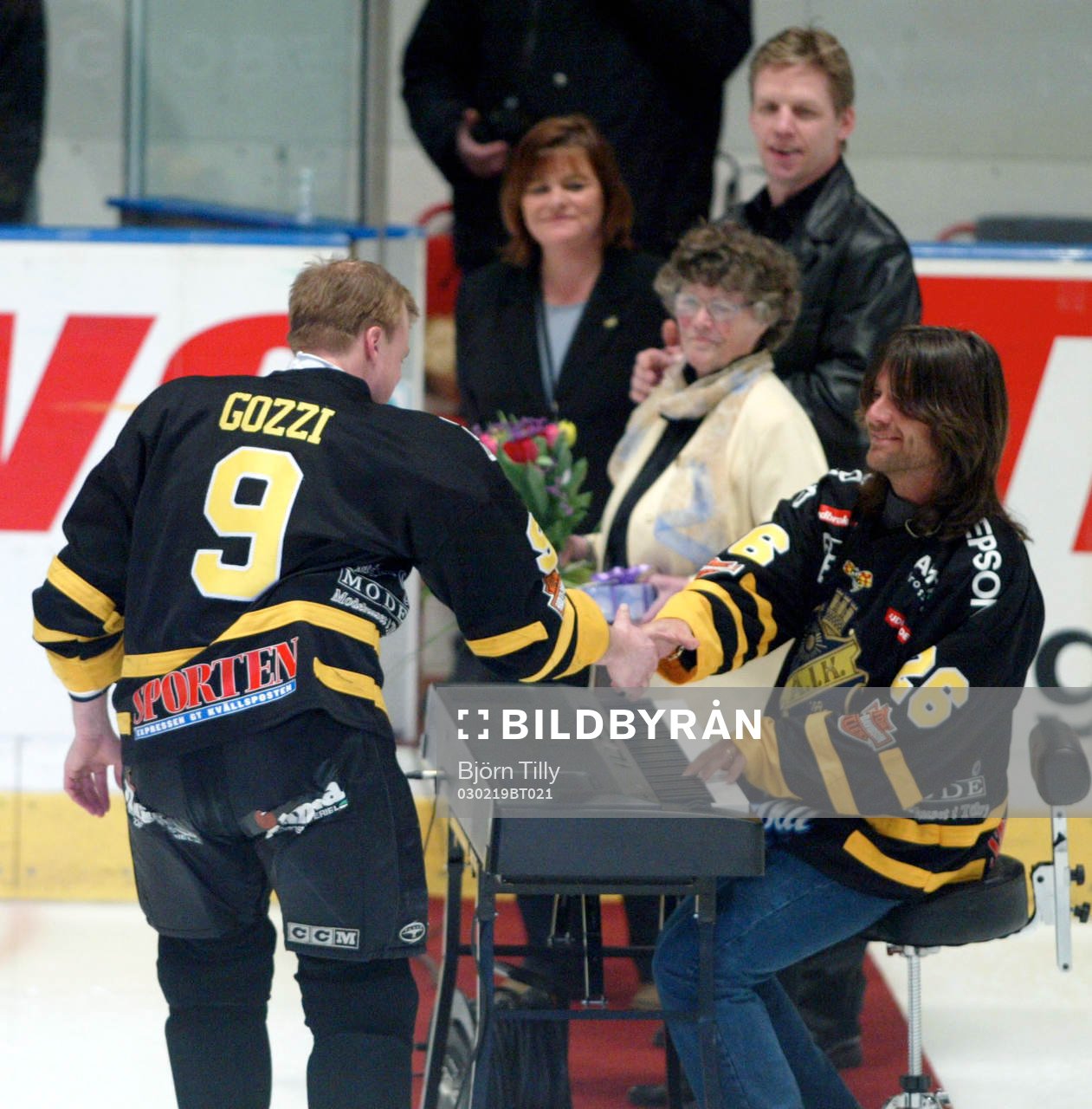 Anders Gozzi, AIK uppvaktas. Robert Wells