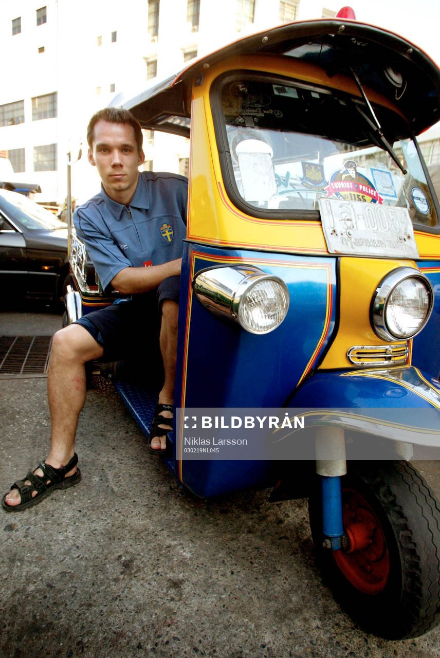 Fredric Lundqvist i en tok-tok som är en moppe-taxi som