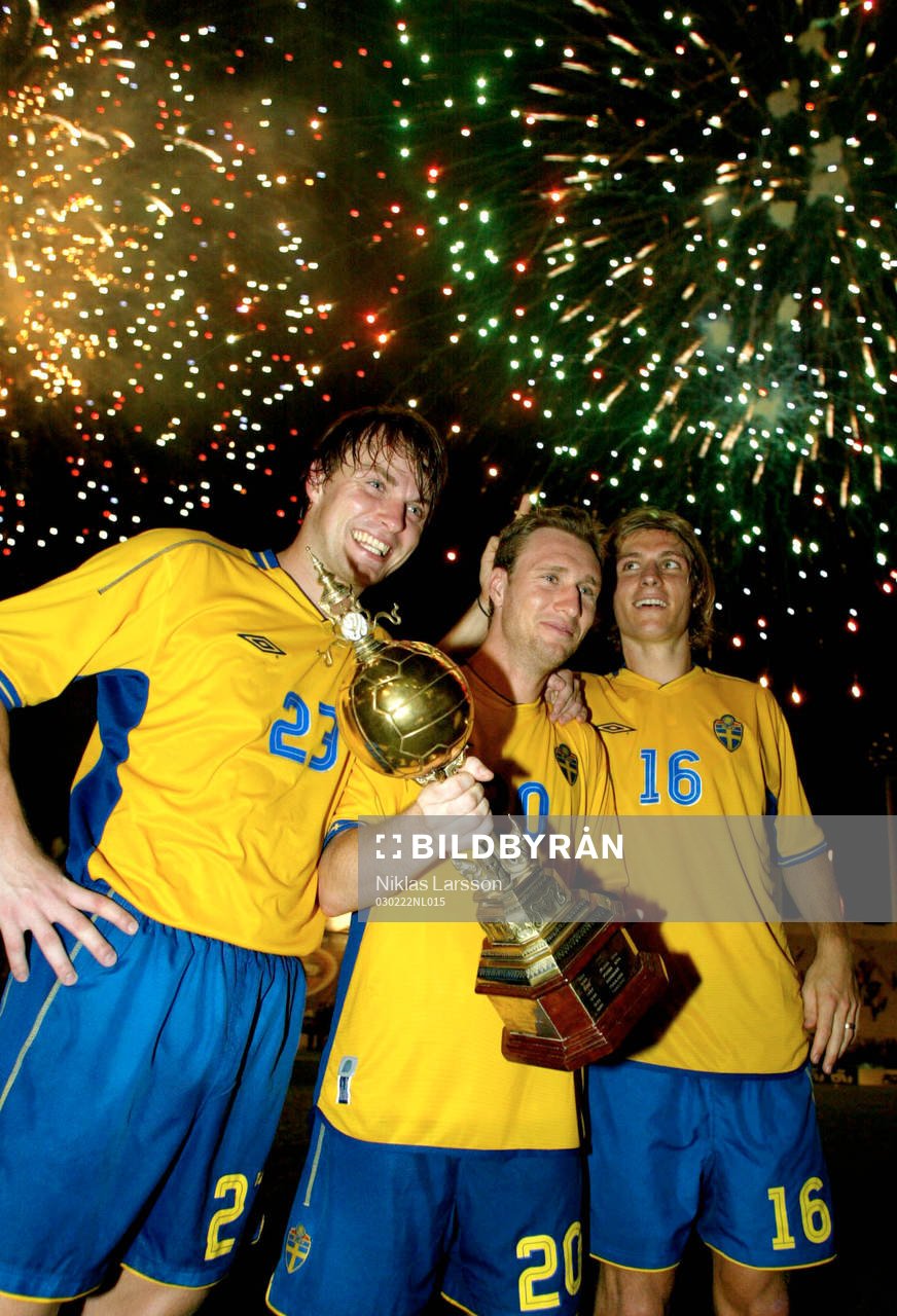  De svenska målskyttarna med bucklan. Fr v: Markus Johannesson, Niklas Skoog (2) och Tobias Grahn.