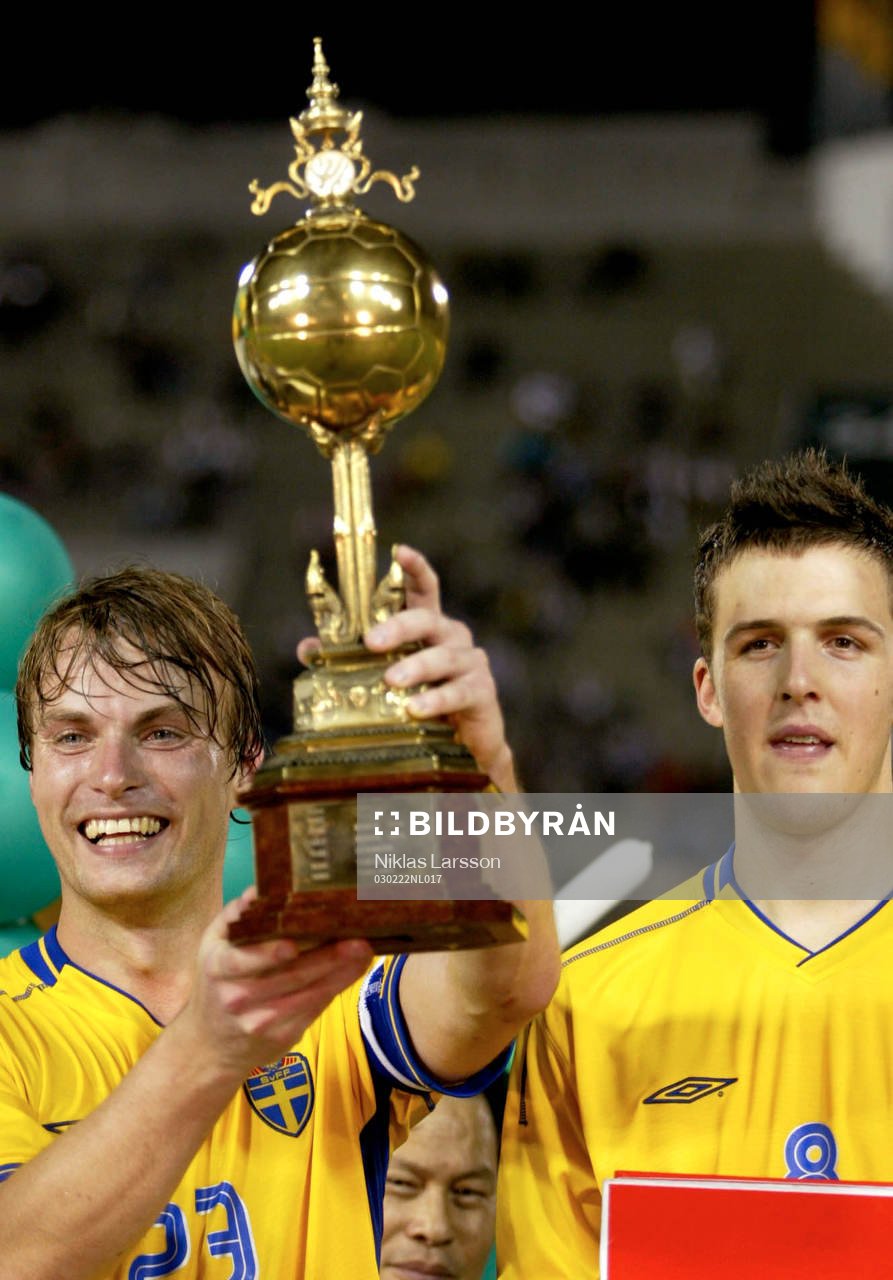 Markus Johannesson och Per Nilsson med bucklan