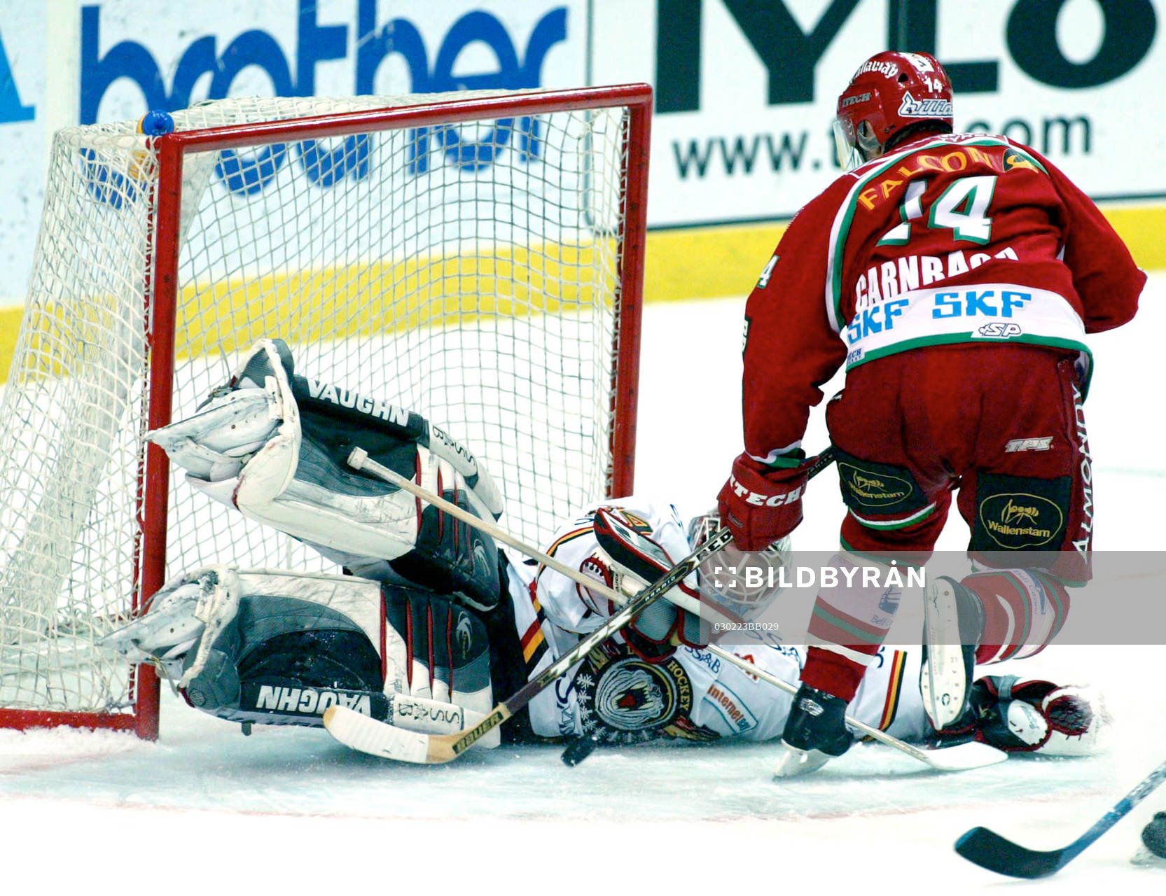 Patrik Carnbäck försöker överlista Daniel Henriksson,