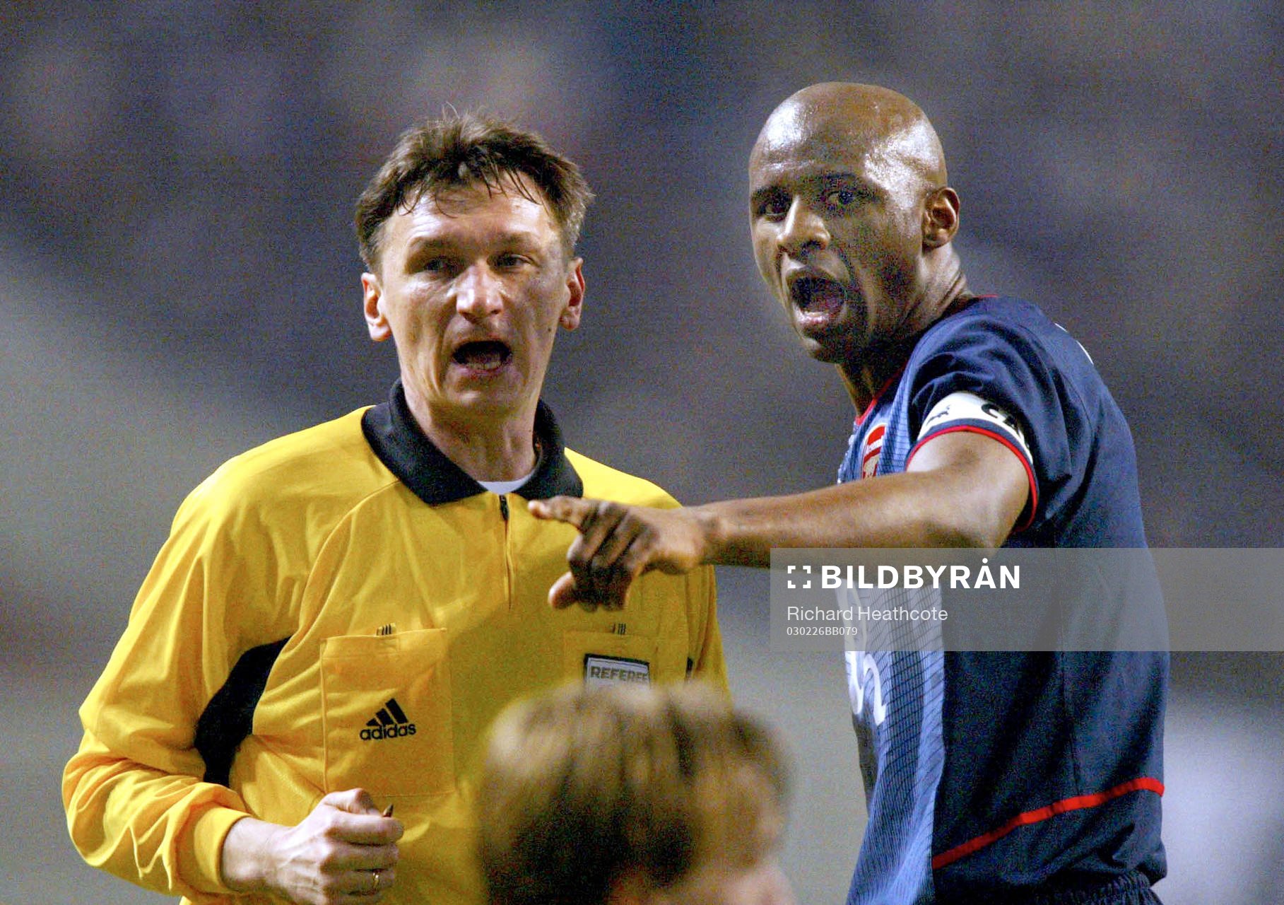  Patrick Vieira, Arsenal diskuterar med  Valentin Ivanov, domare.