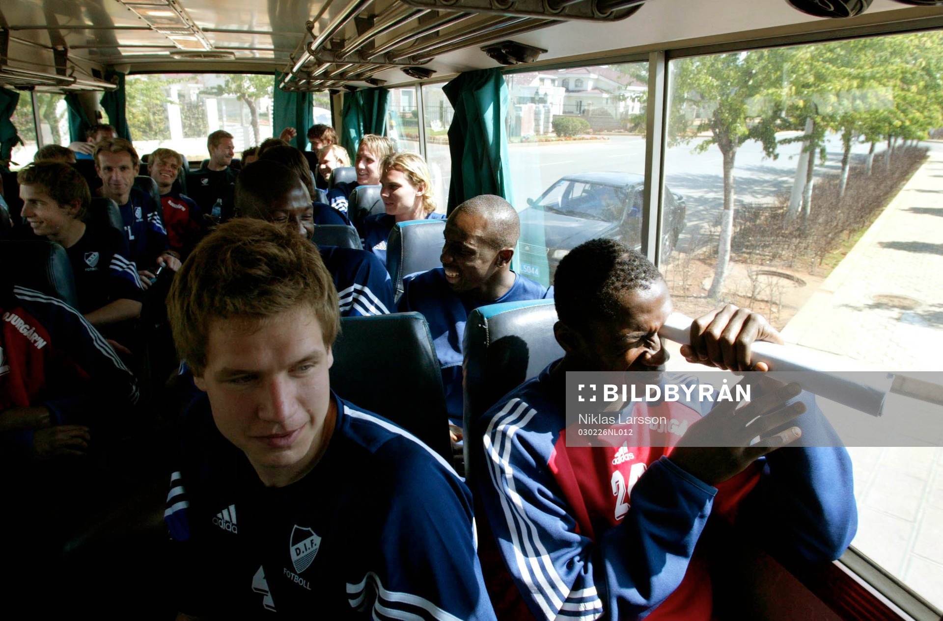 Ngabu Bapupa gör en kikare av ett papper i bussen från