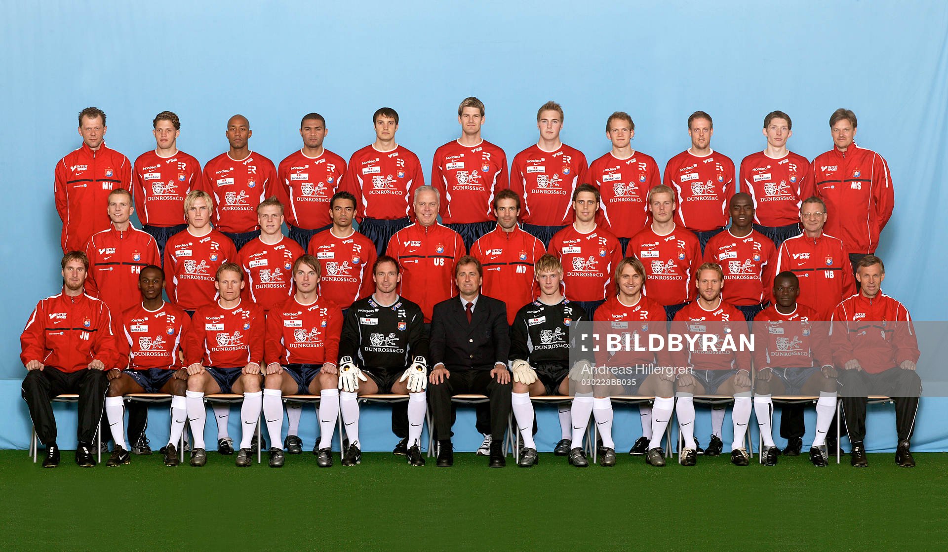 Bakre raden fr v; Mikael Henriksson, massör, Paulinho