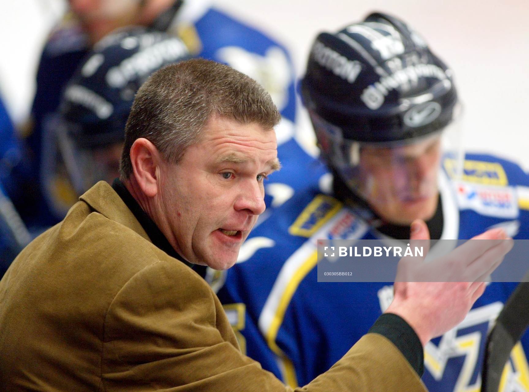 Harald Lückner, tränare,  HV71 manar på sina grabbar,