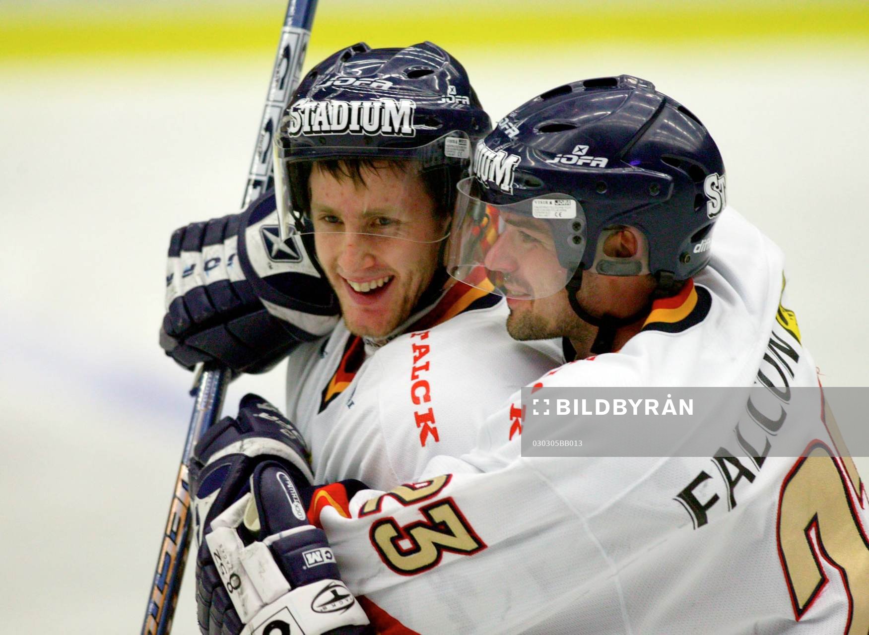 Match-hjälten Johan Forsander omfamnas ömt av Fredrik