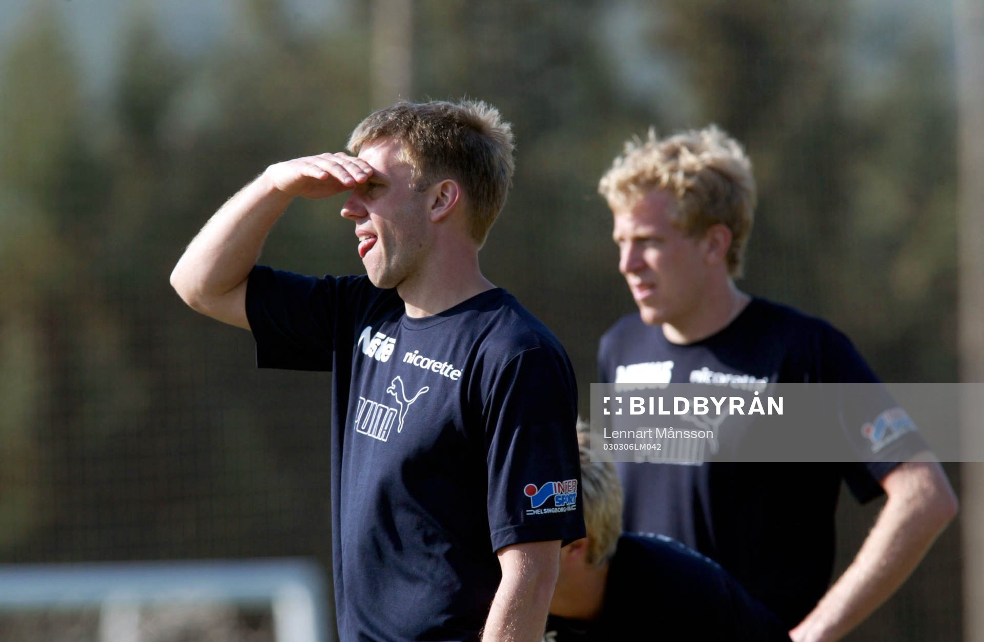  Hans Eklund kikar mot fotbollsåret 2003, Gustaf Andersson ses bakom.