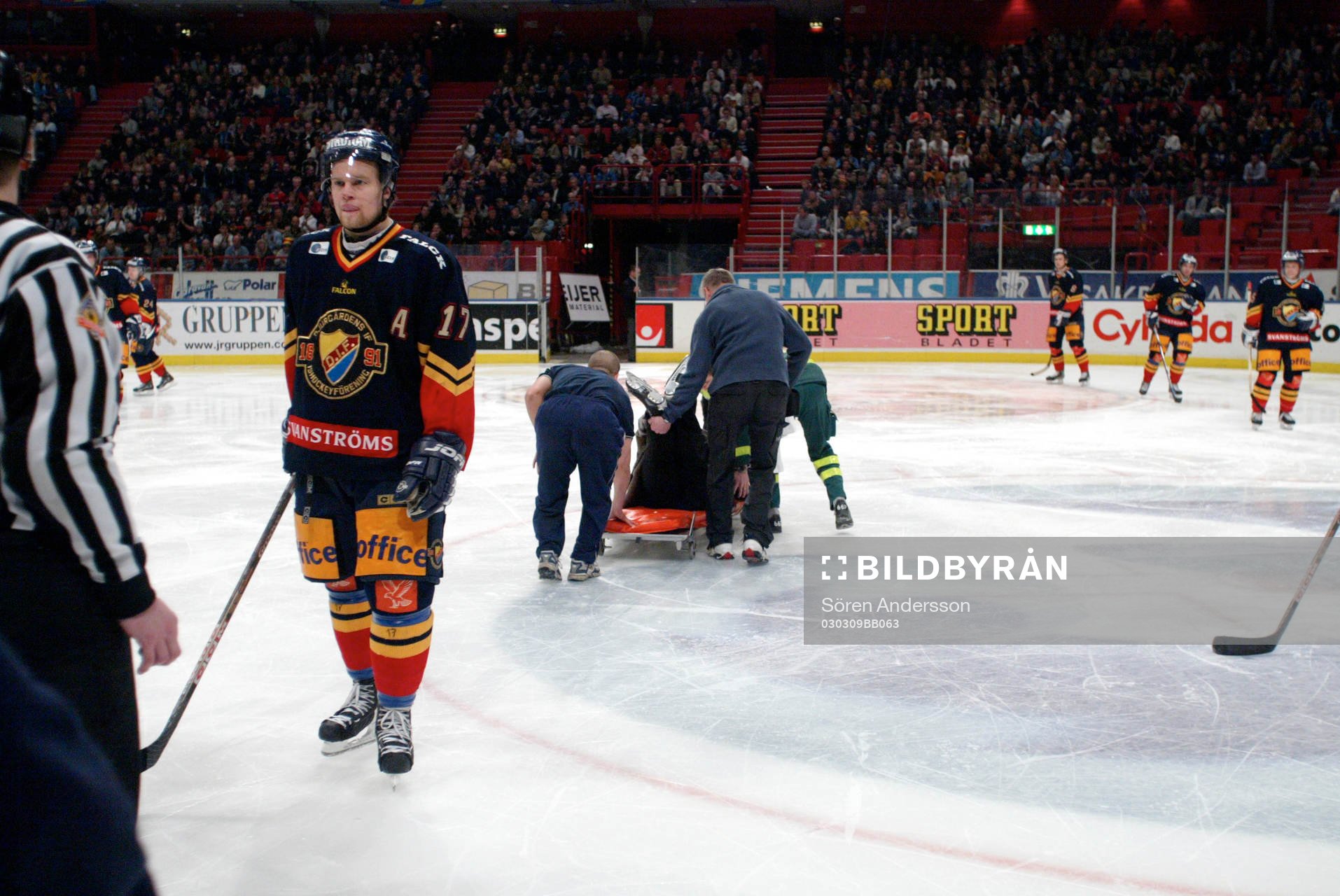 Här bärs domaren Thomas Andersson ut på bår medans