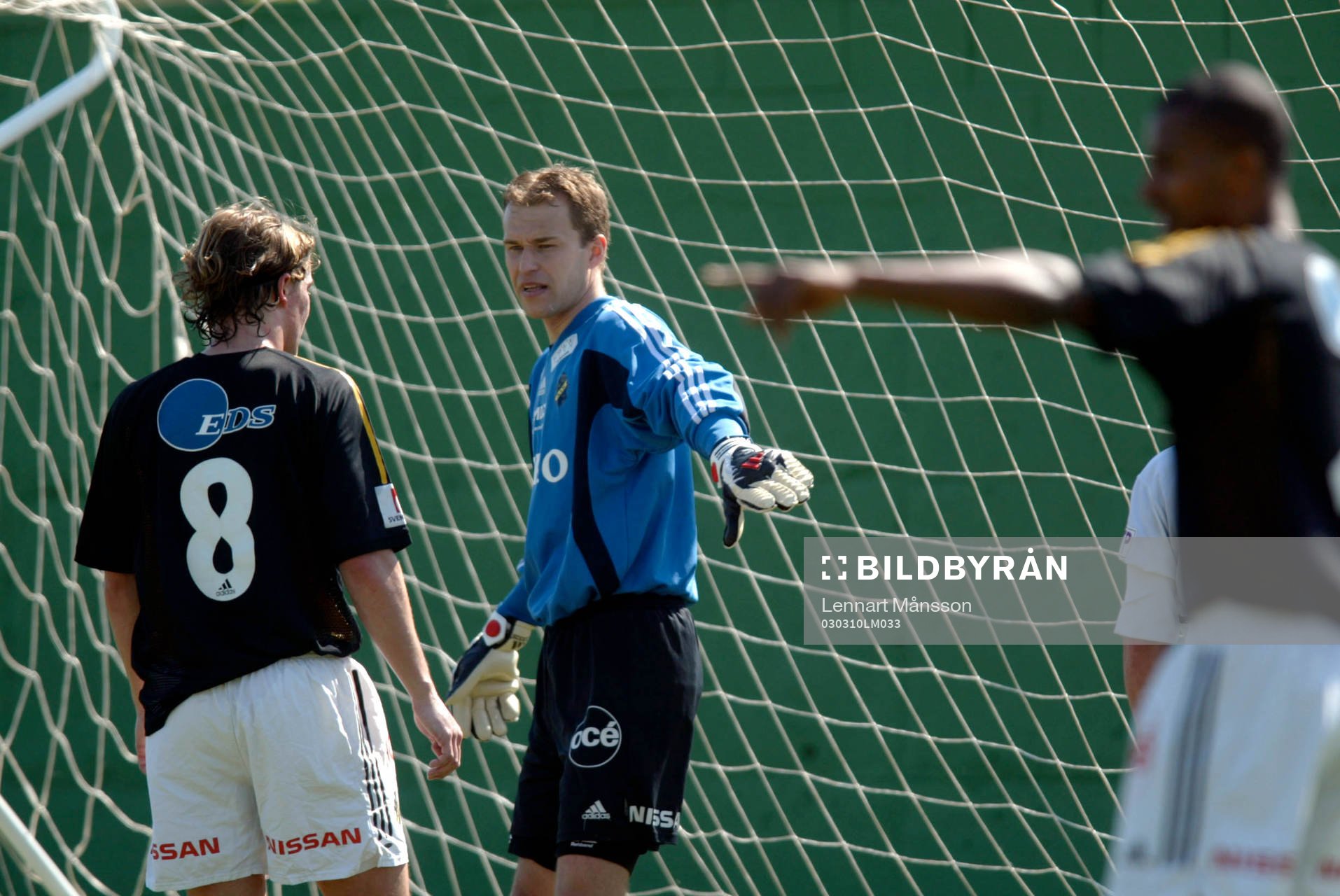 Fotboll, Träningsläger, AIK - Sogndal: Virrigt i AIK-försvaret, Håkan Svensson mellan Daniel Tjernström och Benjamin Kibebe.