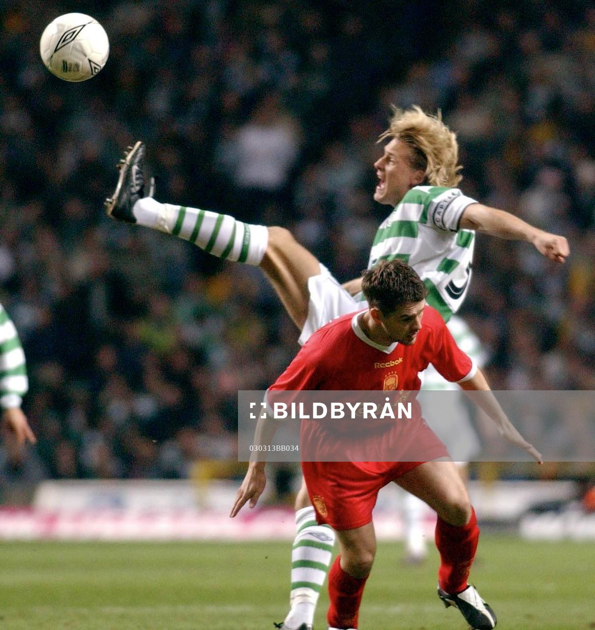  Johan Mjällby, Celtic, i kamp med Michael Owen, Liverpool.