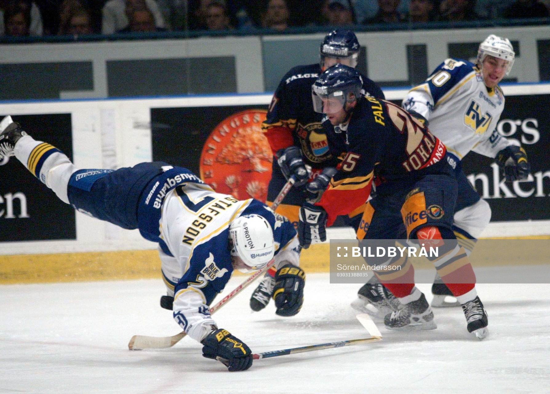 Per Gustafsson, HV71 fälls av Mikael Johansson, Djurgården