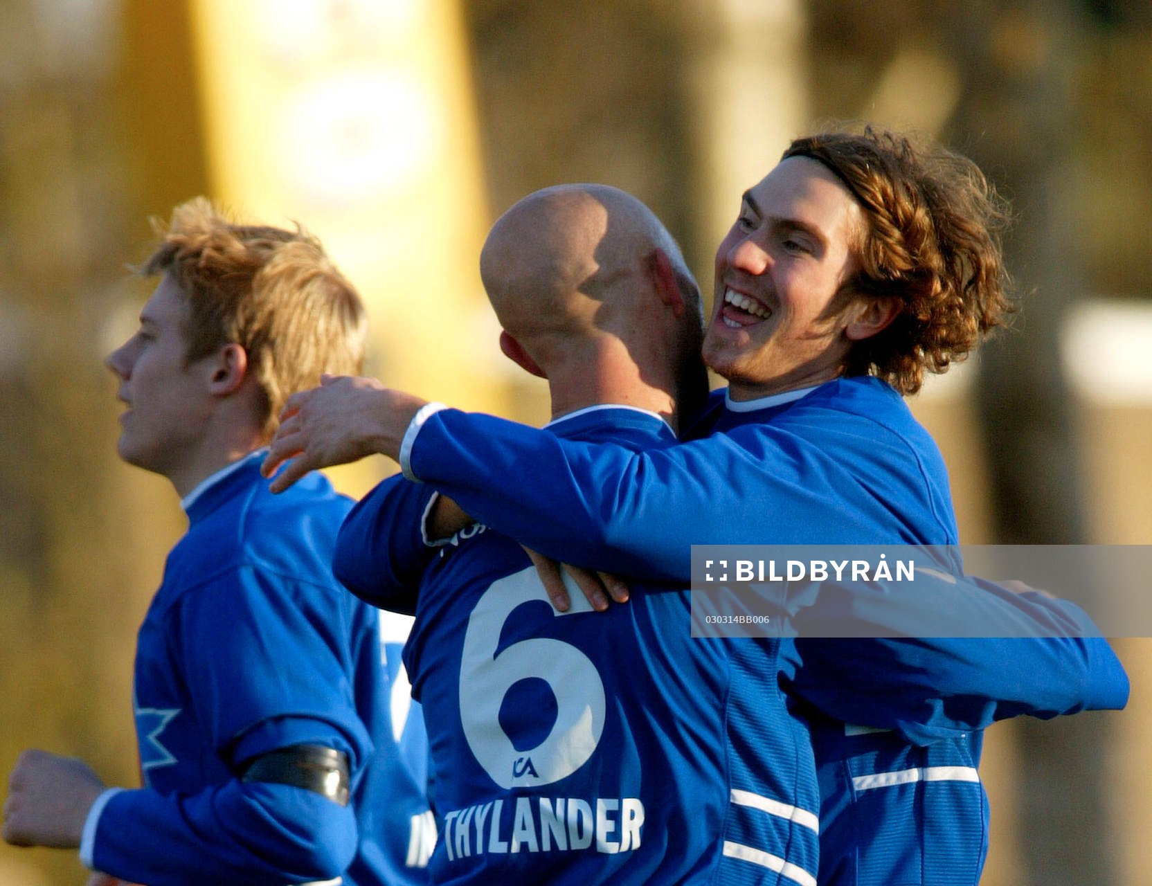 Fotboll, Träningsmatch, Halmstad - Örgryte: Patrik Redo, Halmstad kramas om av Mattias Thylander sedan han slagit in vinstbollen, 3-2