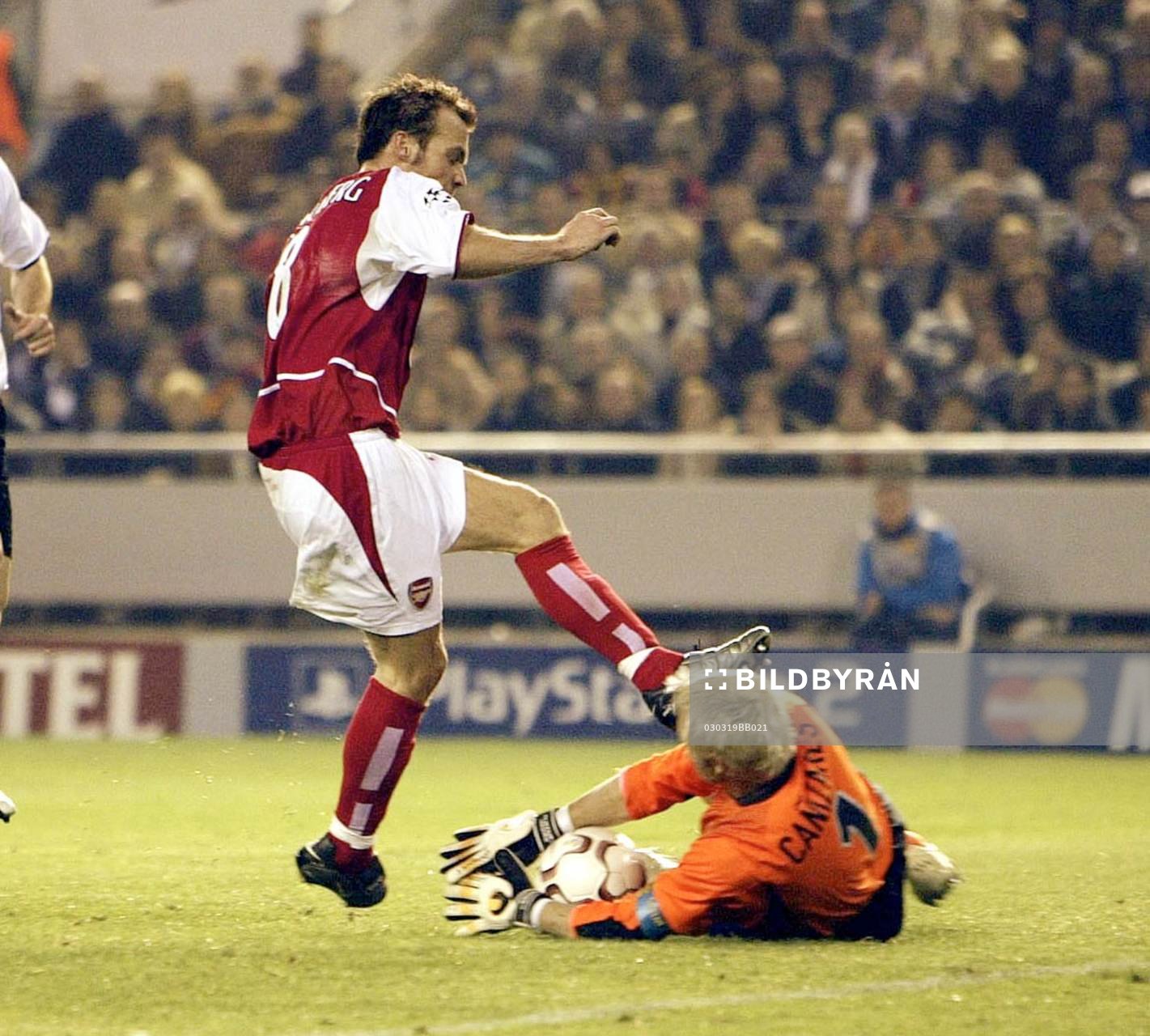  Fredrik Ljungberg, Arsenal, i närkamp med Valencias målvakt Santiago Canizares.